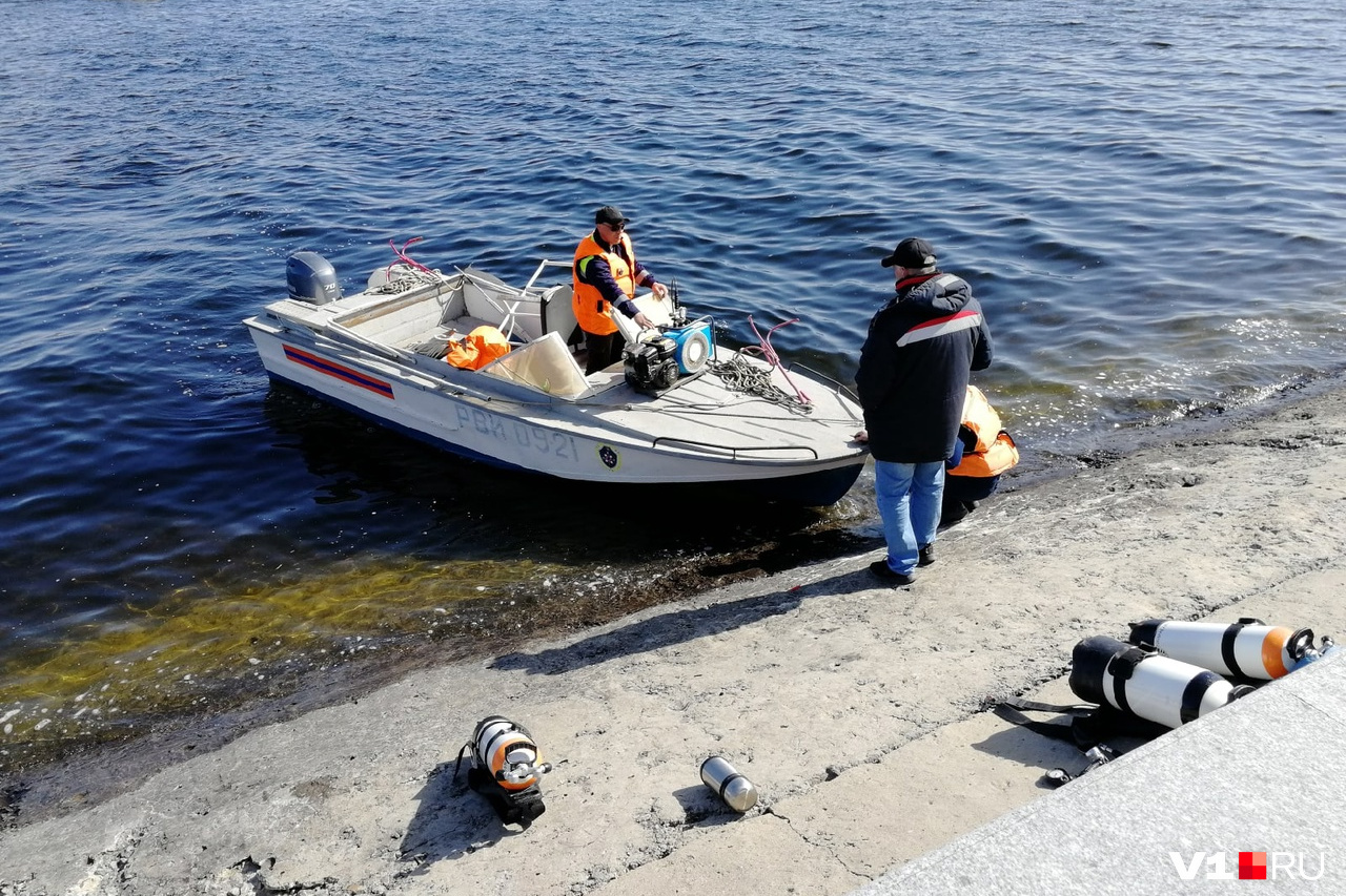 мужик в волге выставил руку