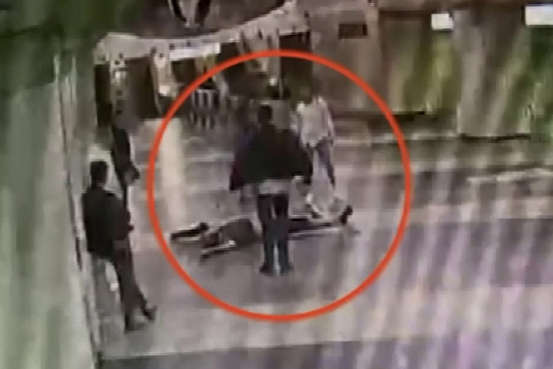 фото избивших мужчину в метро