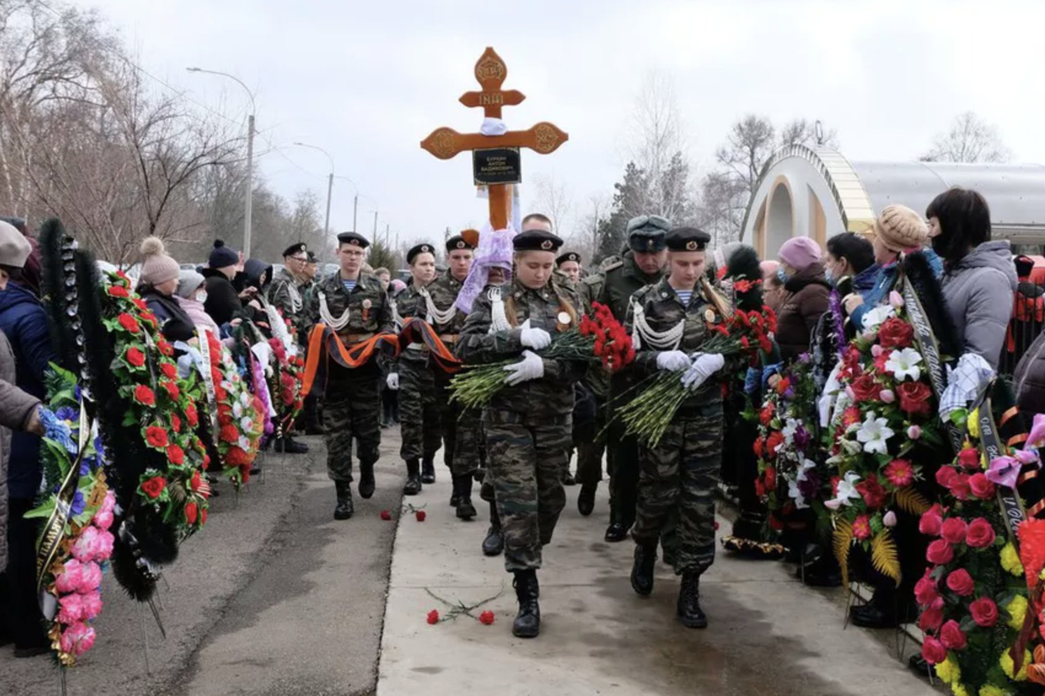 разбитому доту приходят ребята приносят цветы на могилу солдата фото 70