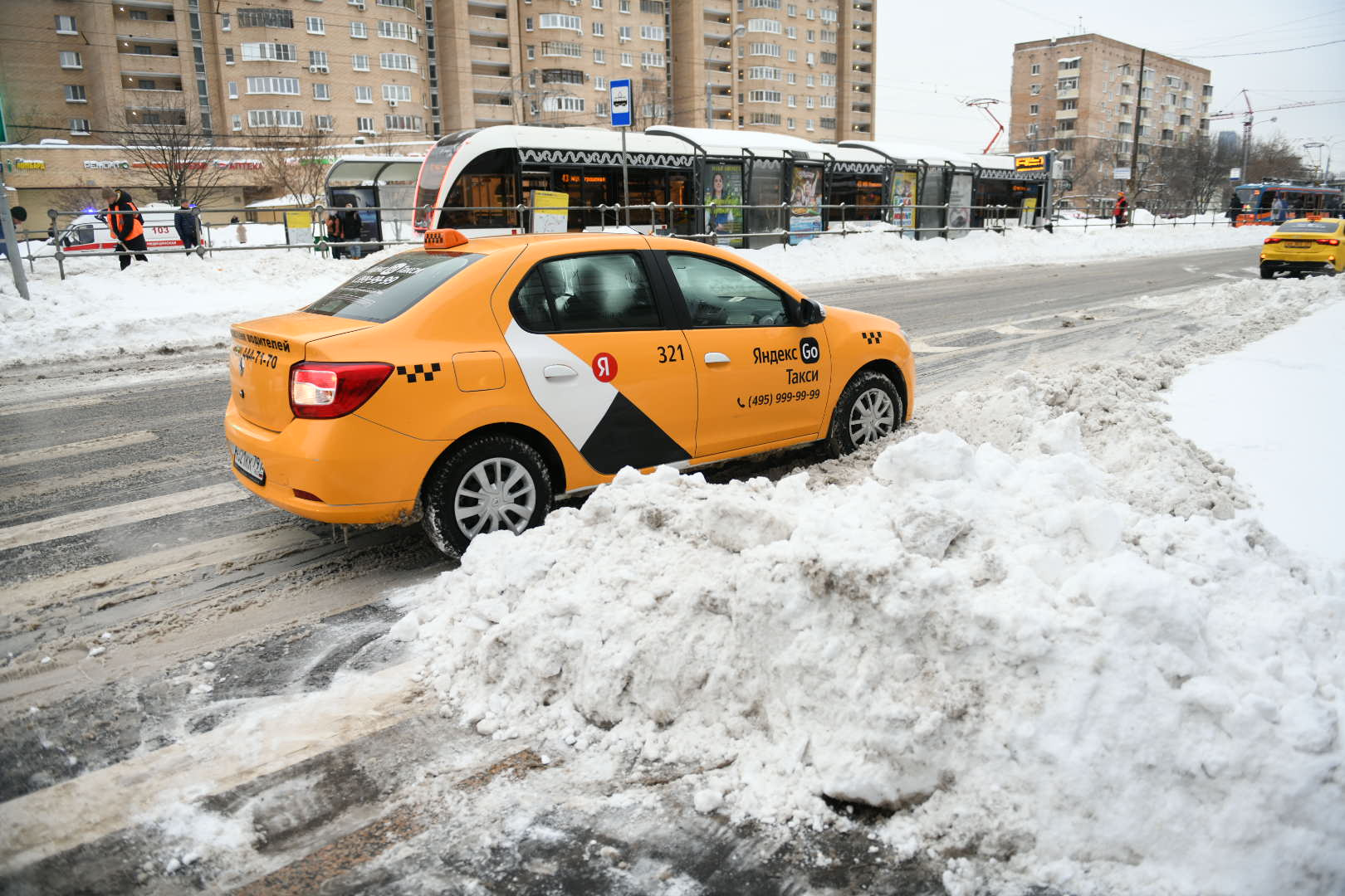 завалило москву снегом