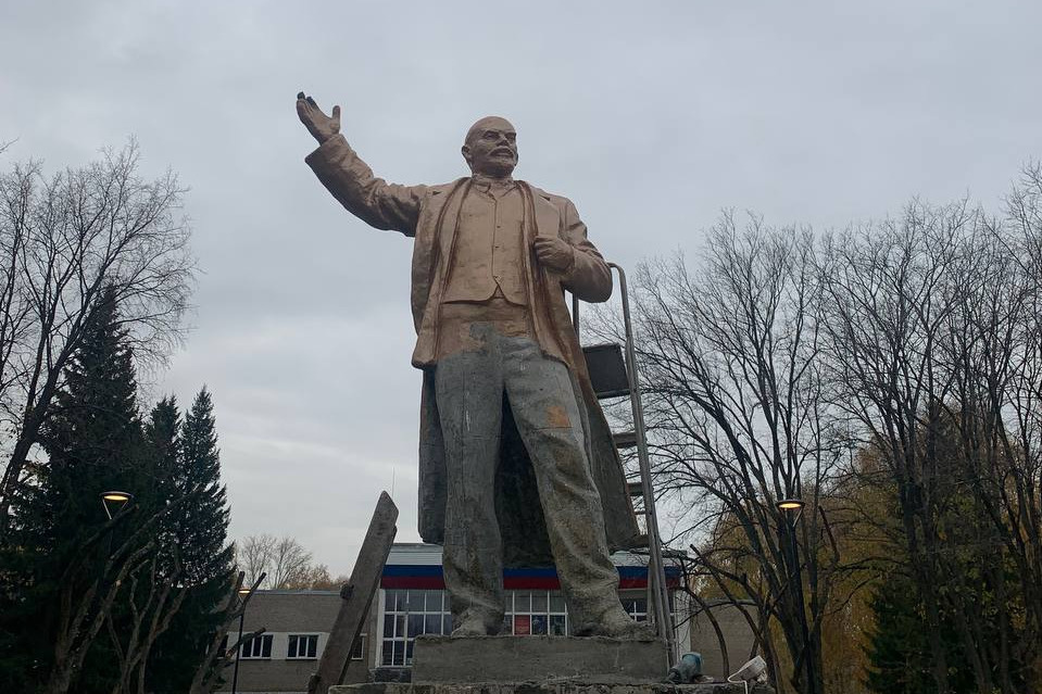 Дмитровский Погост памятник Ленину и