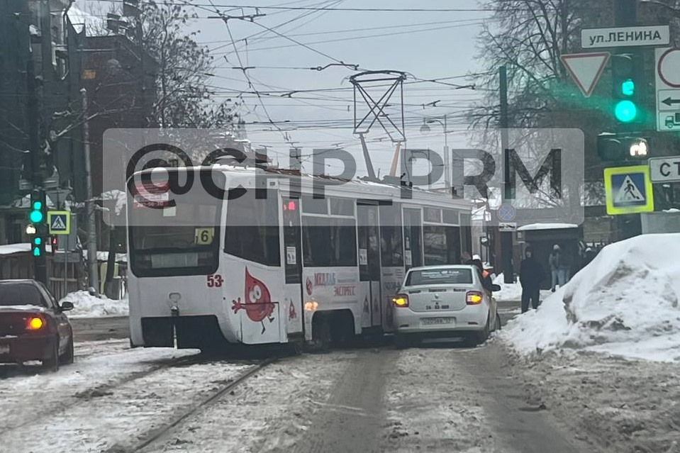 Загорелась машина в Перми на Ленина