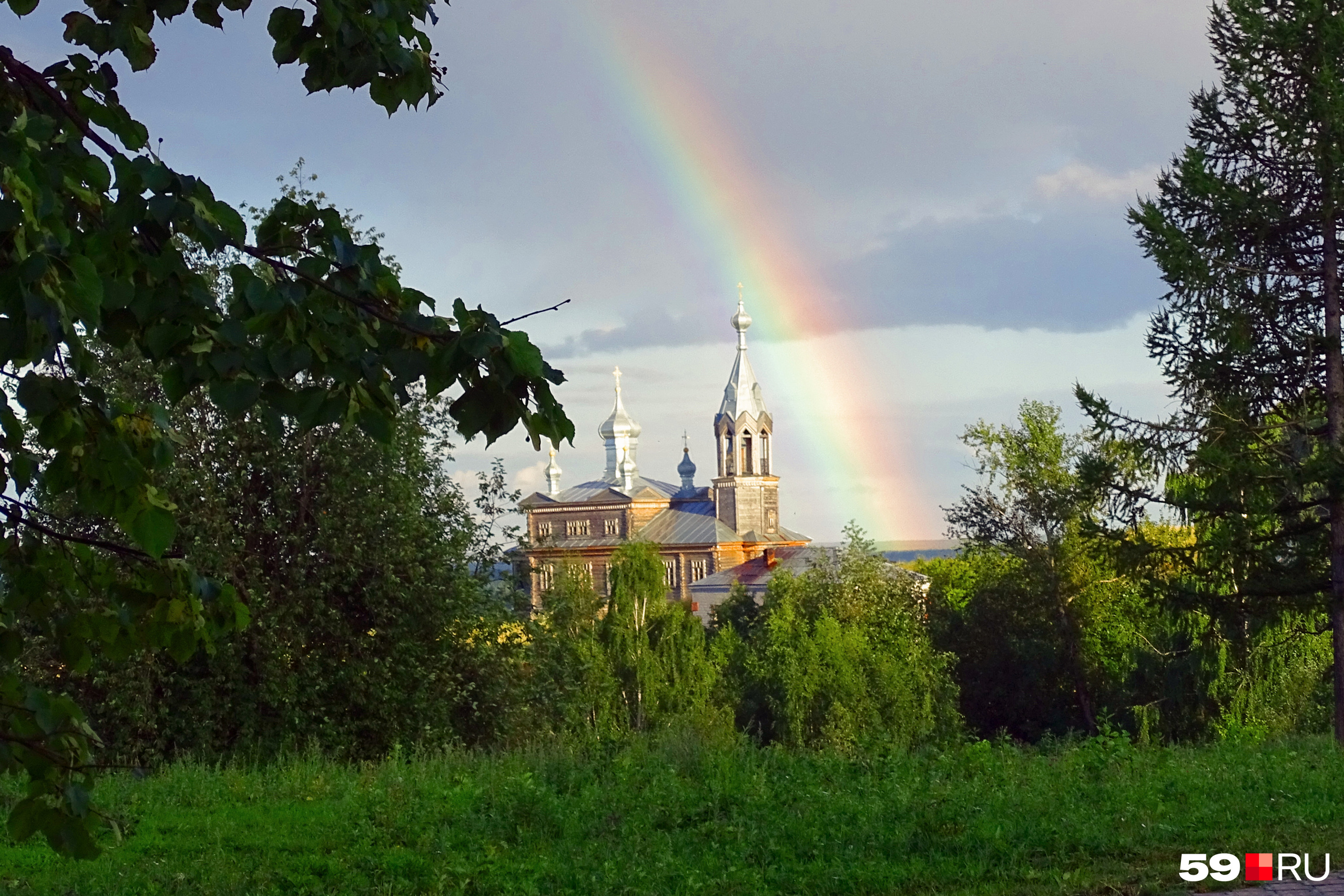 радуга над храмом