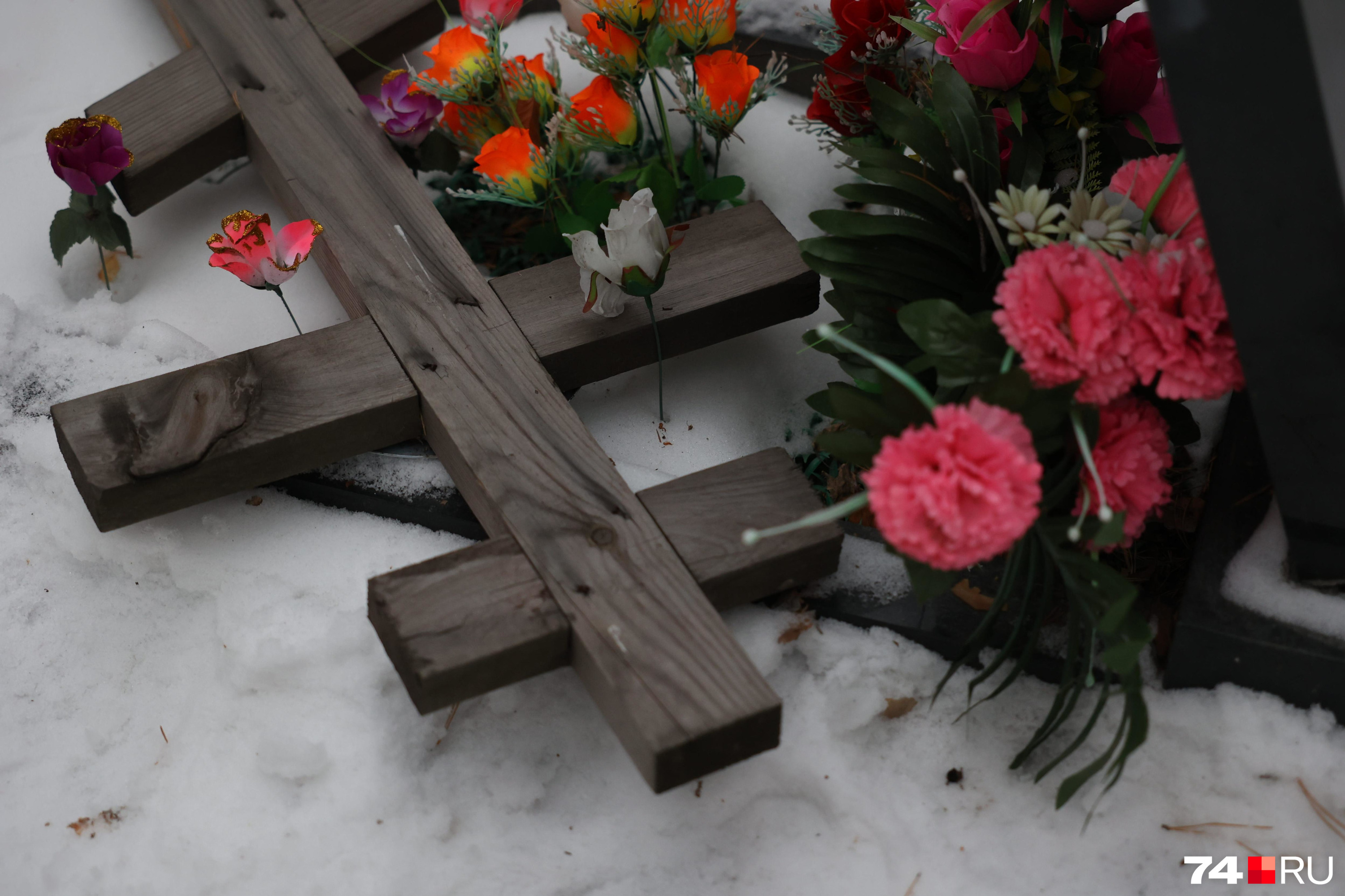 к разбитому доту приходят ребята приносят цветы на могилу фото 32