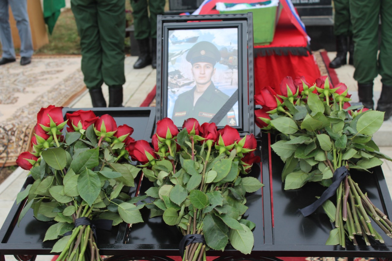 приносят цветы на могилу солдата к разбитому доту фото 68