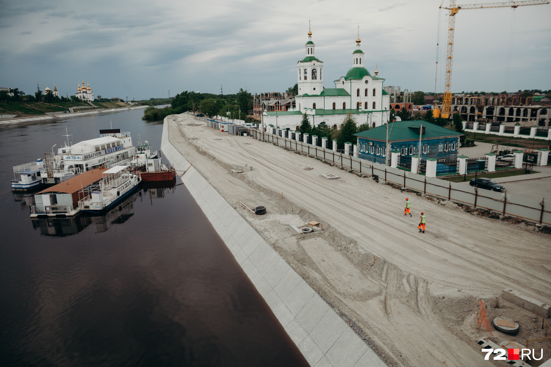 на тюменской набережной