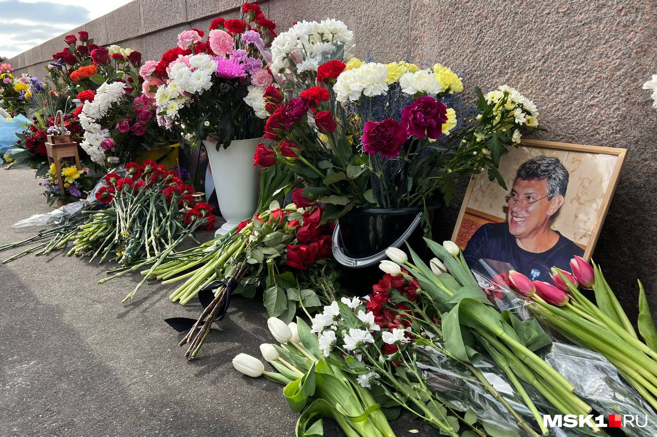 Возложение цветов на место гибели Немцова