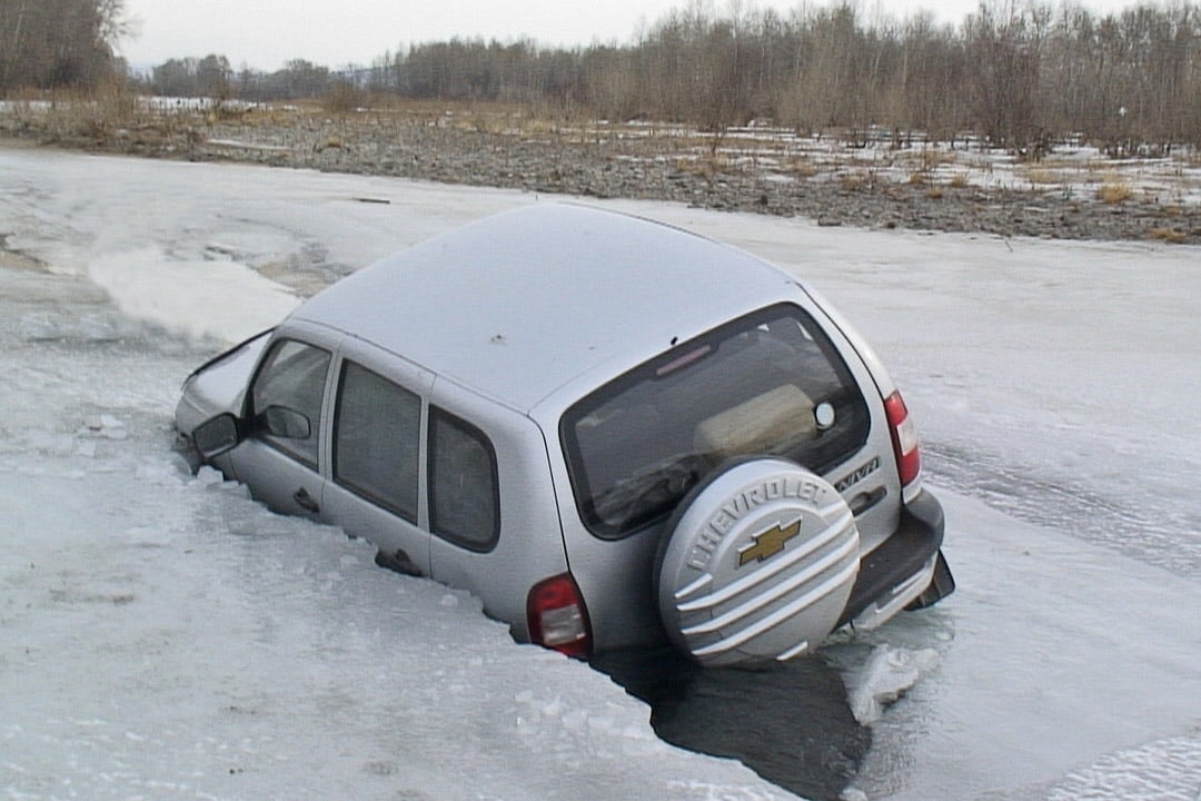 Автомобиль ушел под лед