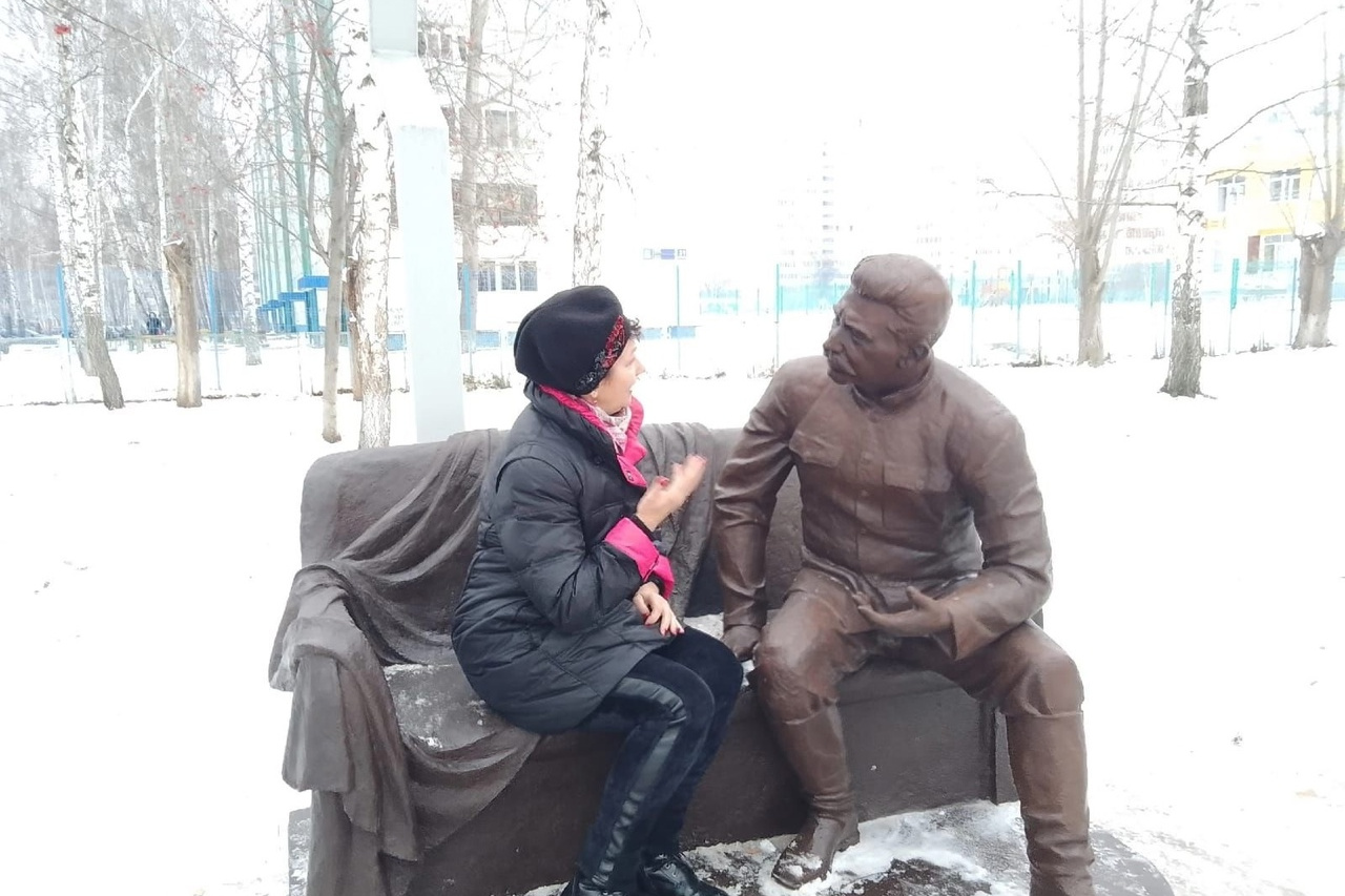 Ленин на скамейке куса