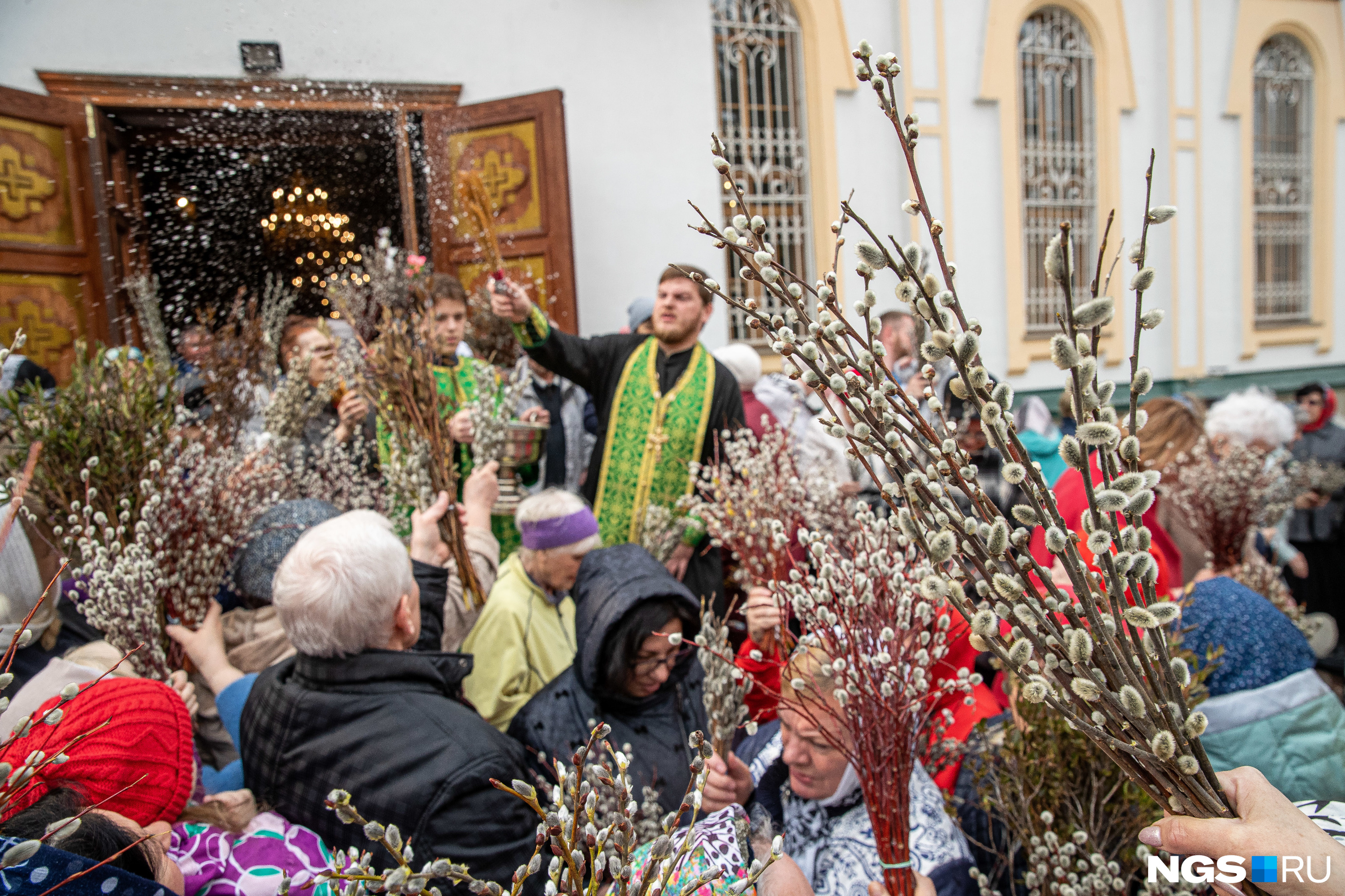 Женщины с вербой у храма