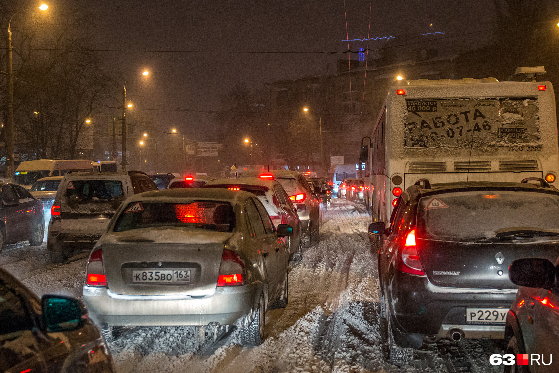 Автомобиль зимой в городе