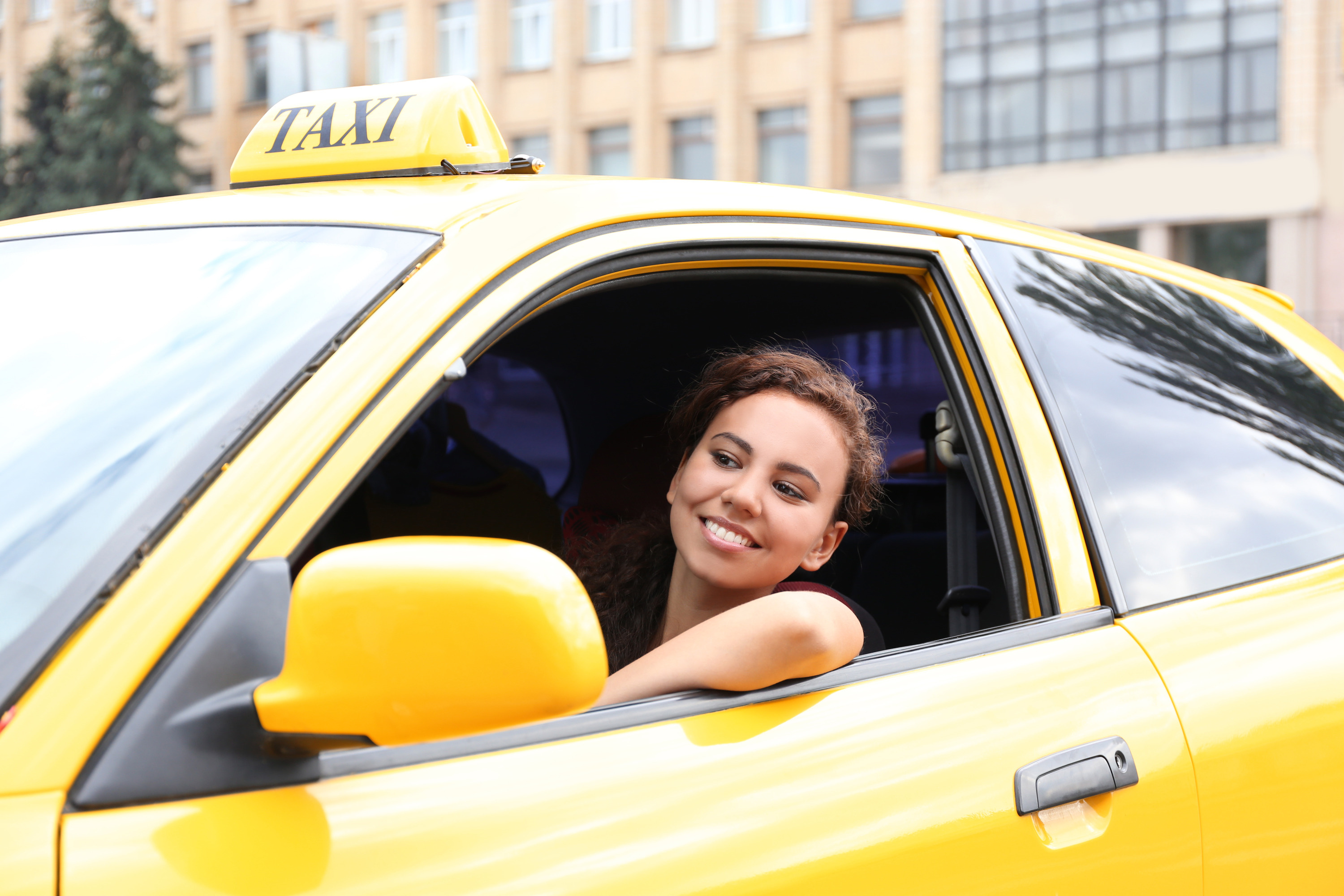 Девушка таксист