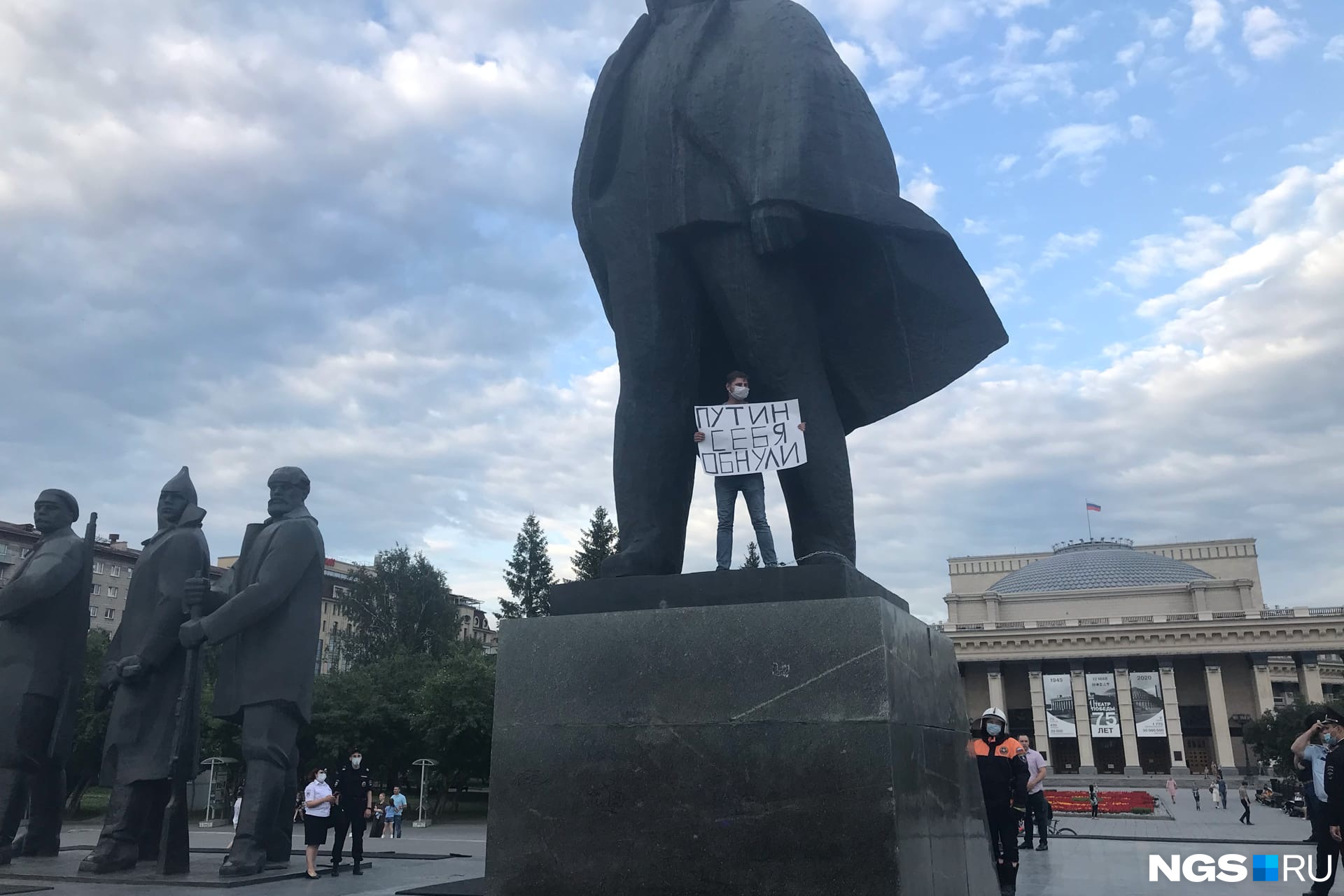 Памятник Ленину Новосиб