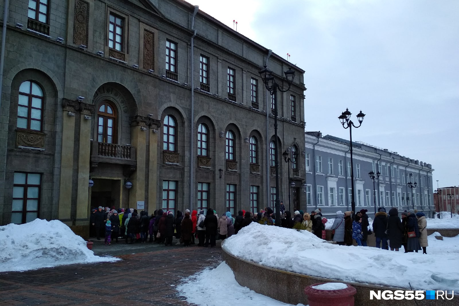 Очередь в музей зимой СПБ