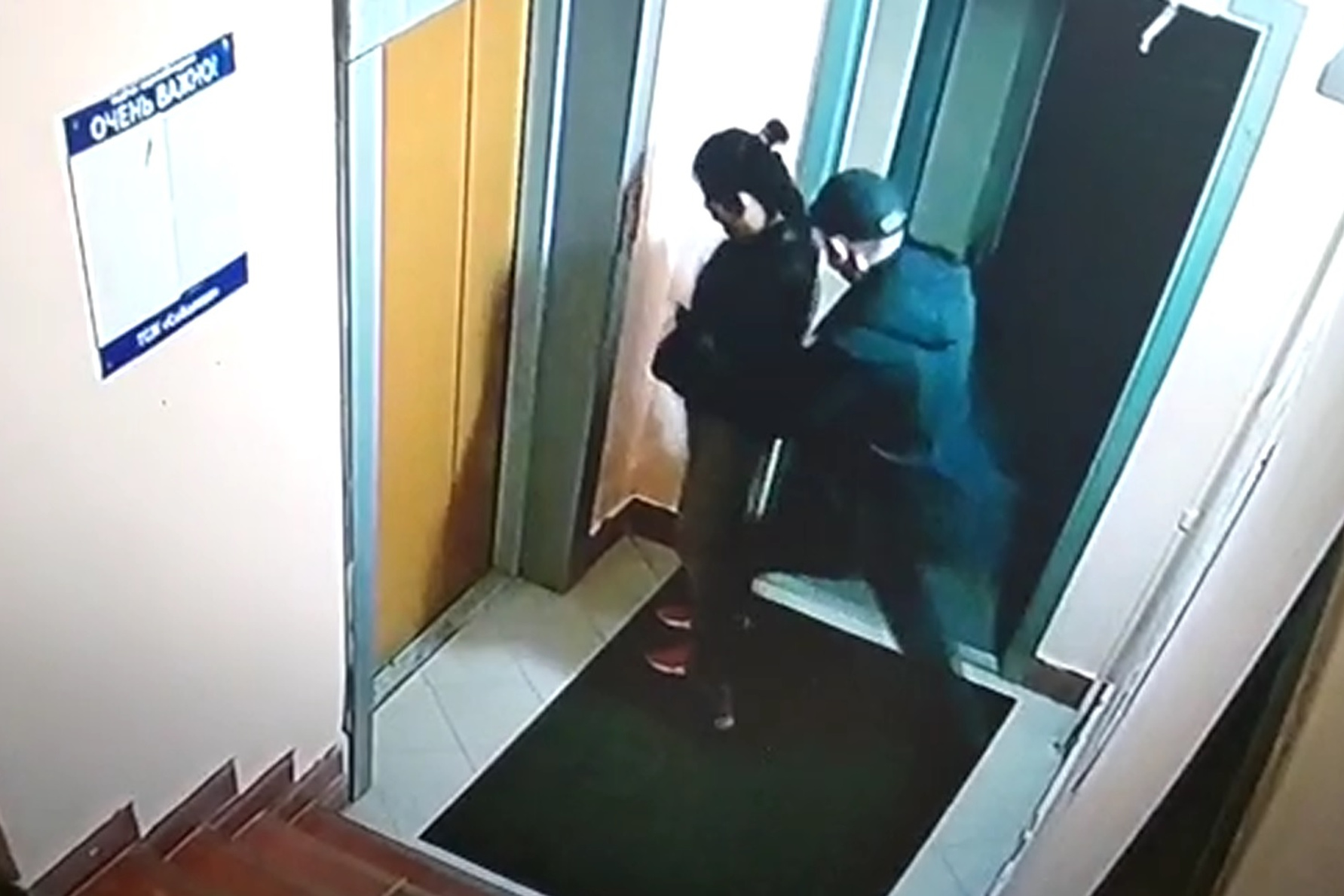 Нападение в лифте с ножом