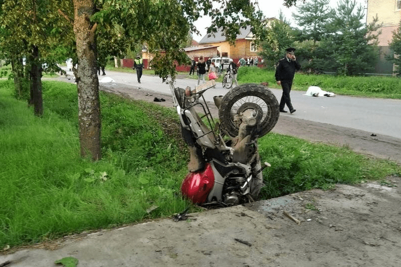 Велосипед врезался в дерево