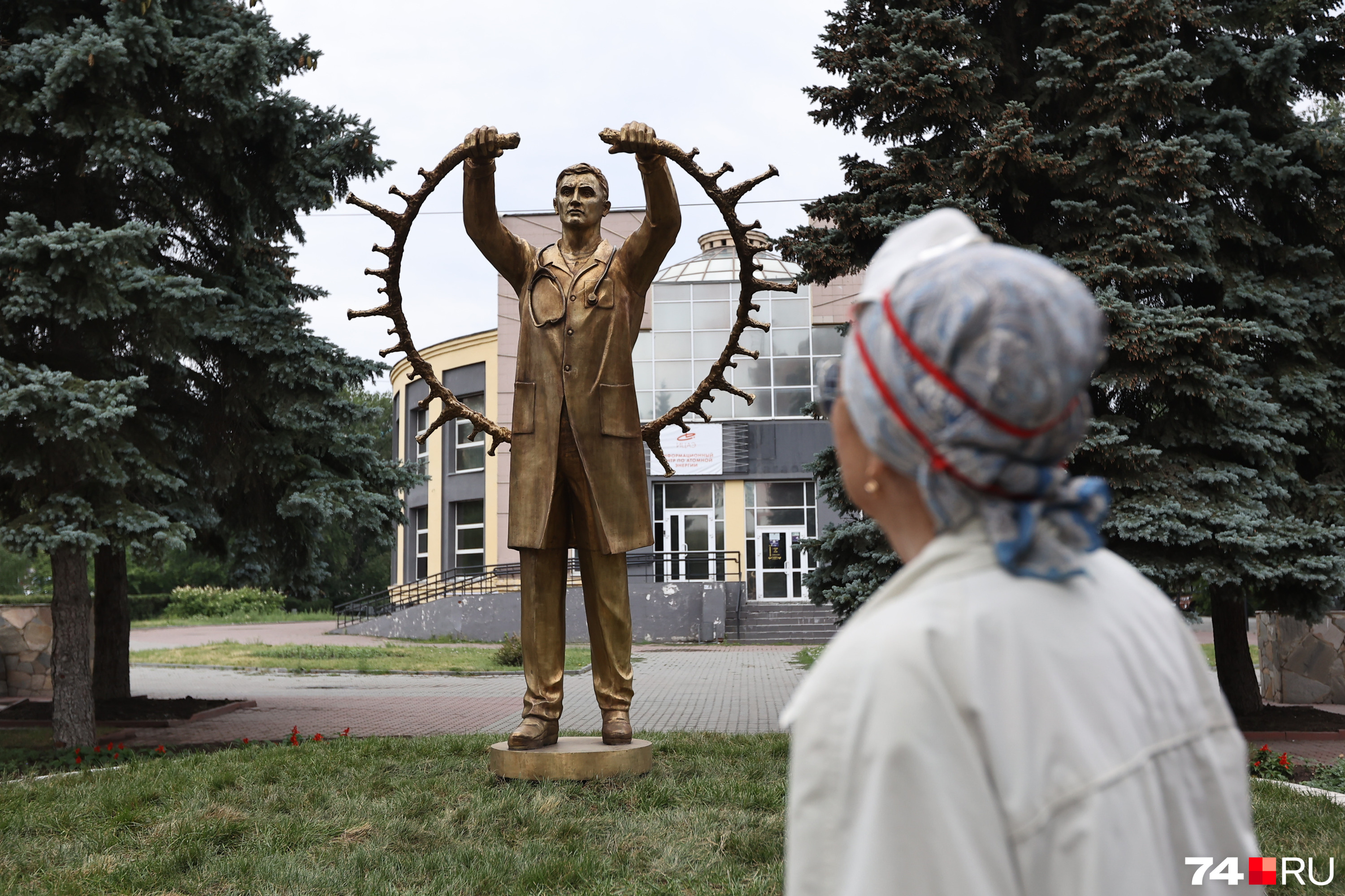 памятник медикам погибшим от коронавируса в санкт петербурге