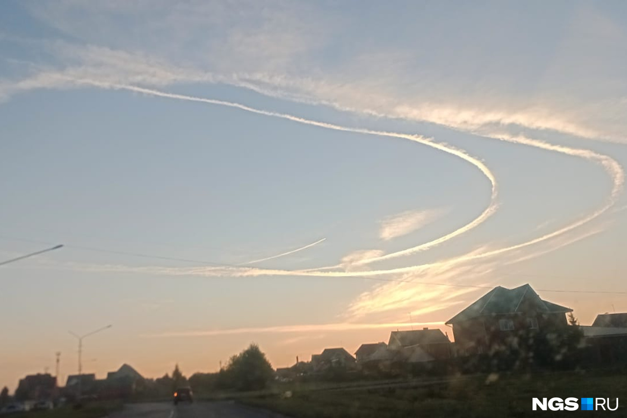 Фото самолёта в небе над Фишт