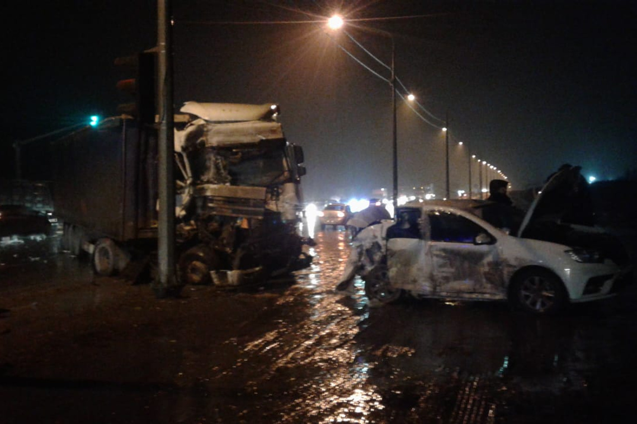 Врезался в стоявших на светофоре: в Волгограде случилось ДТП с двумя грузов...