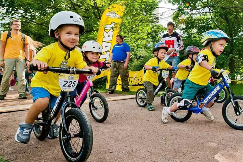 Дети на беговелах