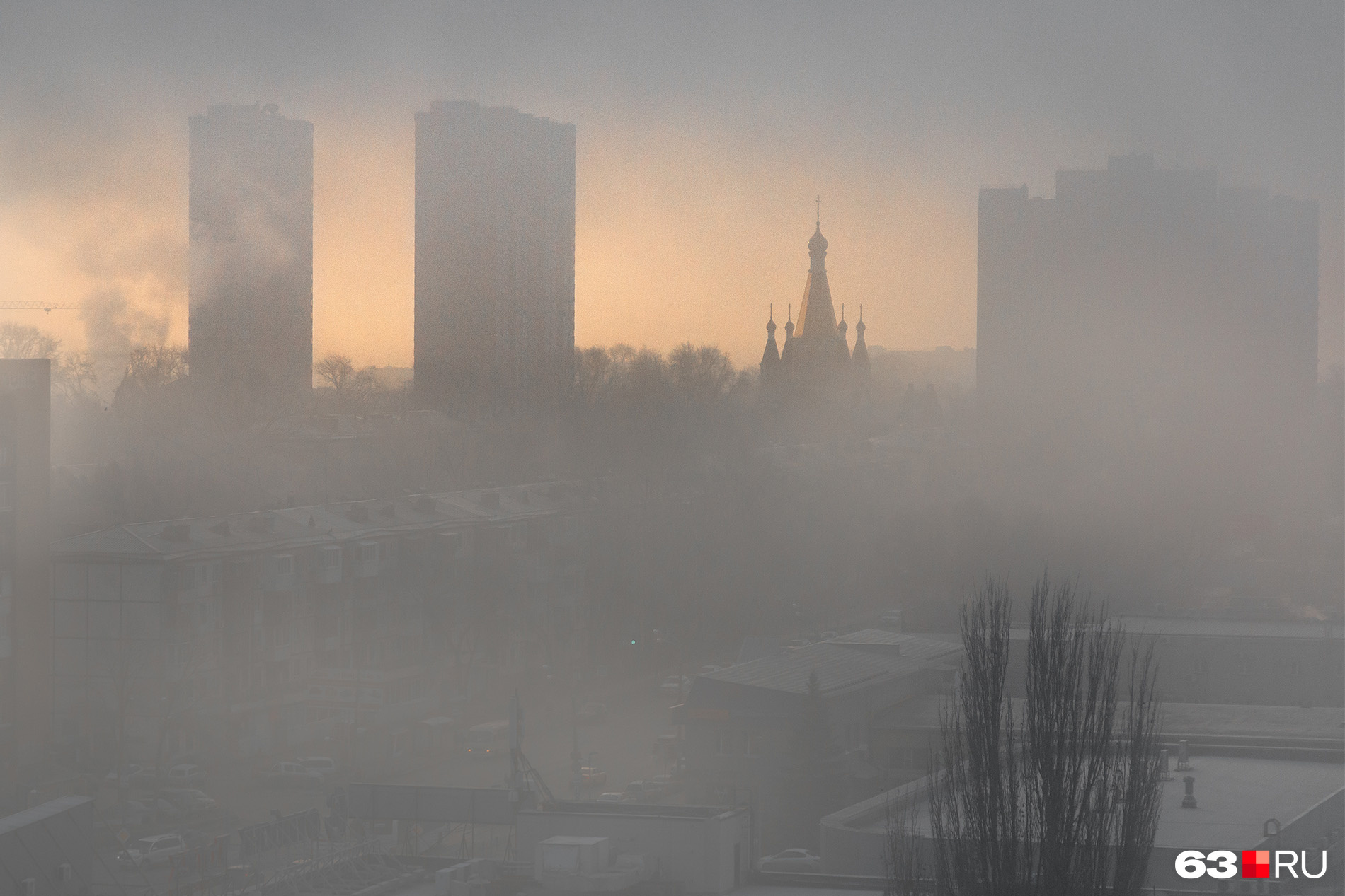 Туман заметно густел однако крыши домов были еще видны - фото