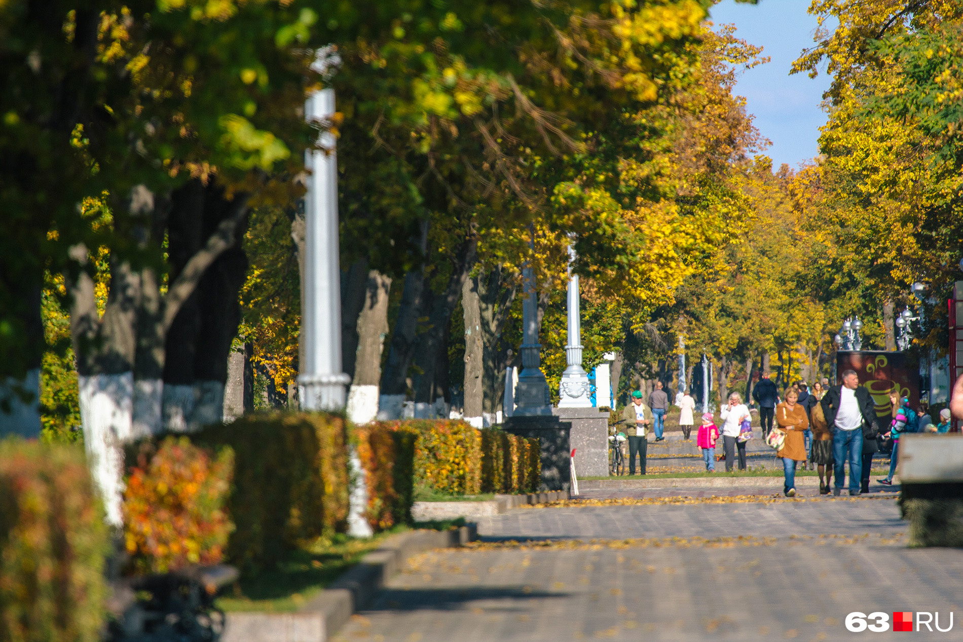 Туристы осенью в Самаре фото