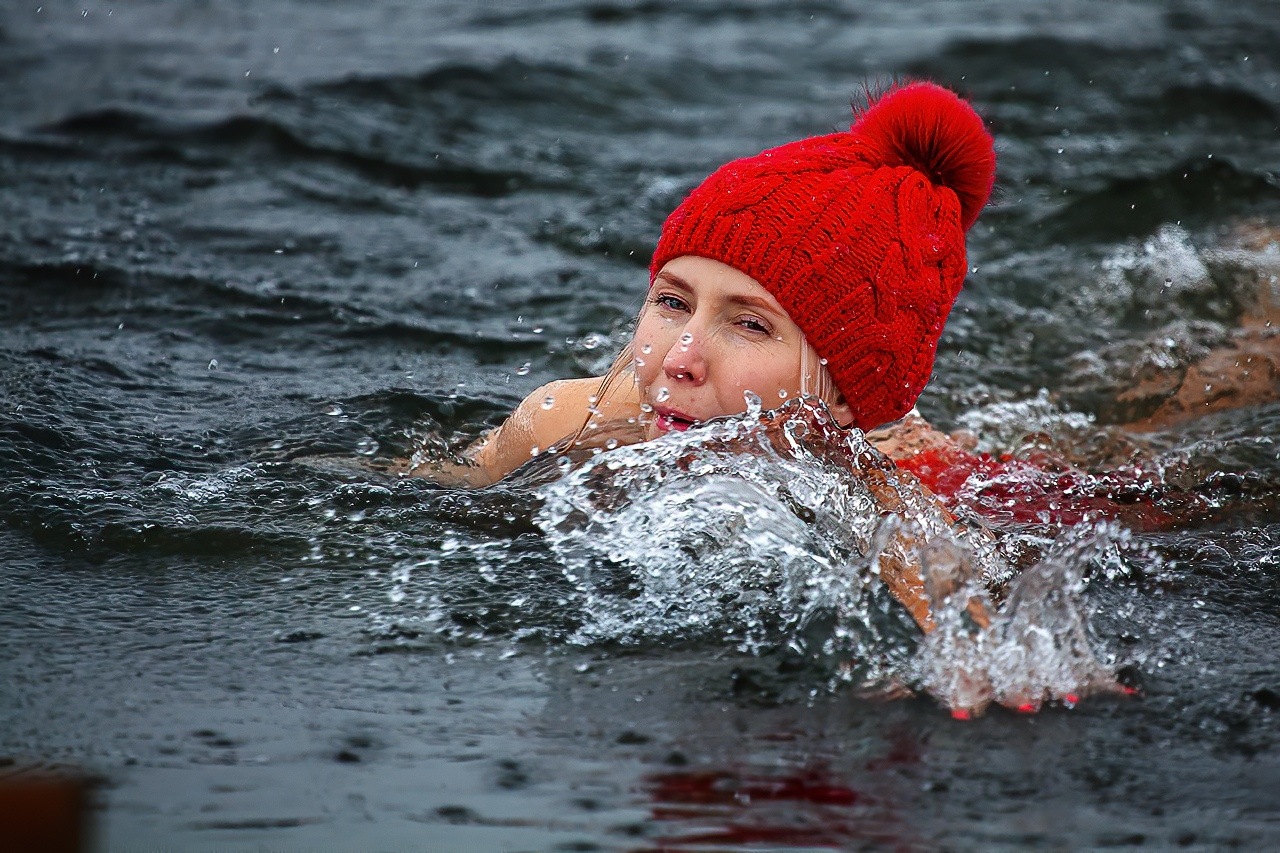 Девушка в холодной воде