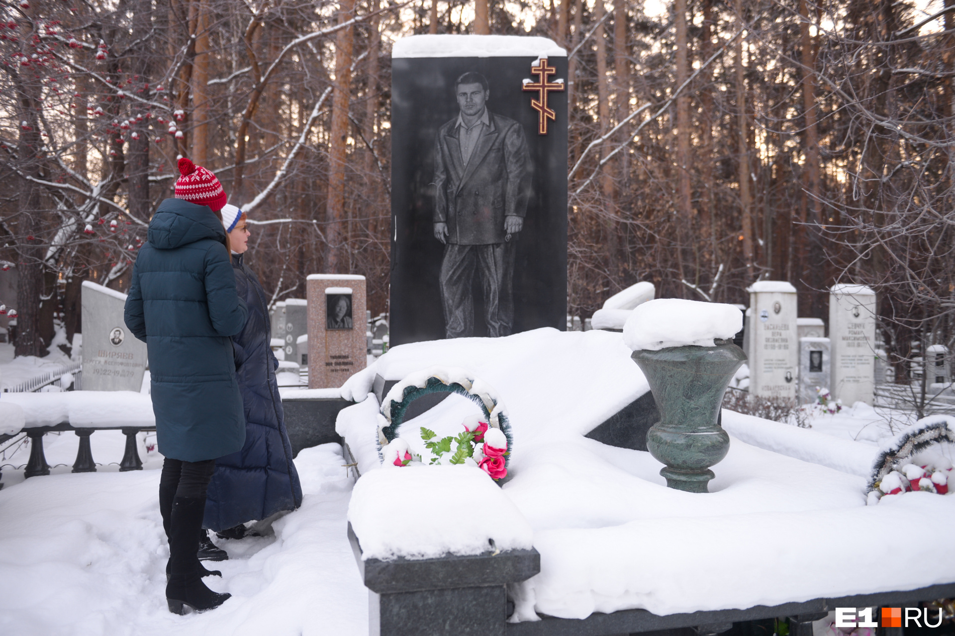 Лихие 90 аллея на Широкореченском кладбище