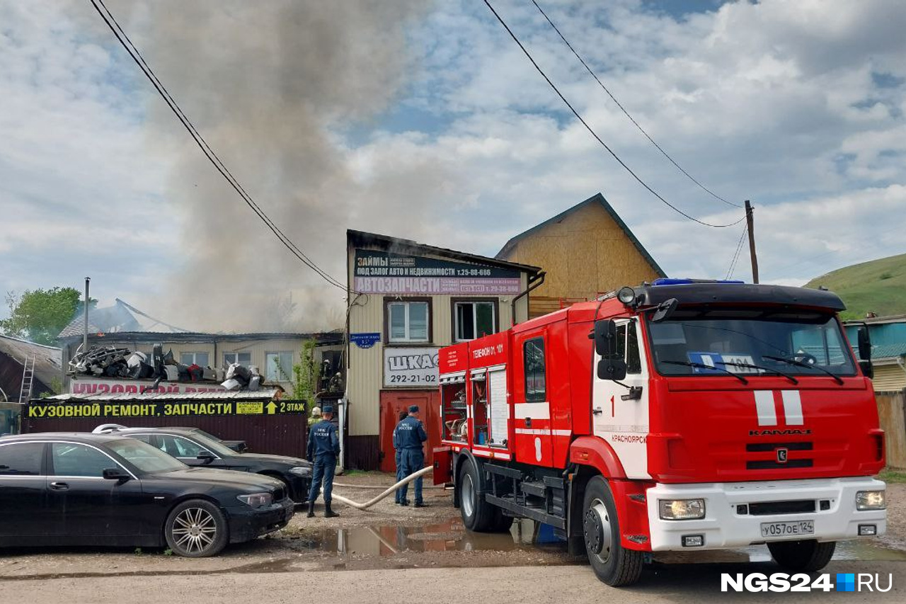 горит автосервис на мебельной