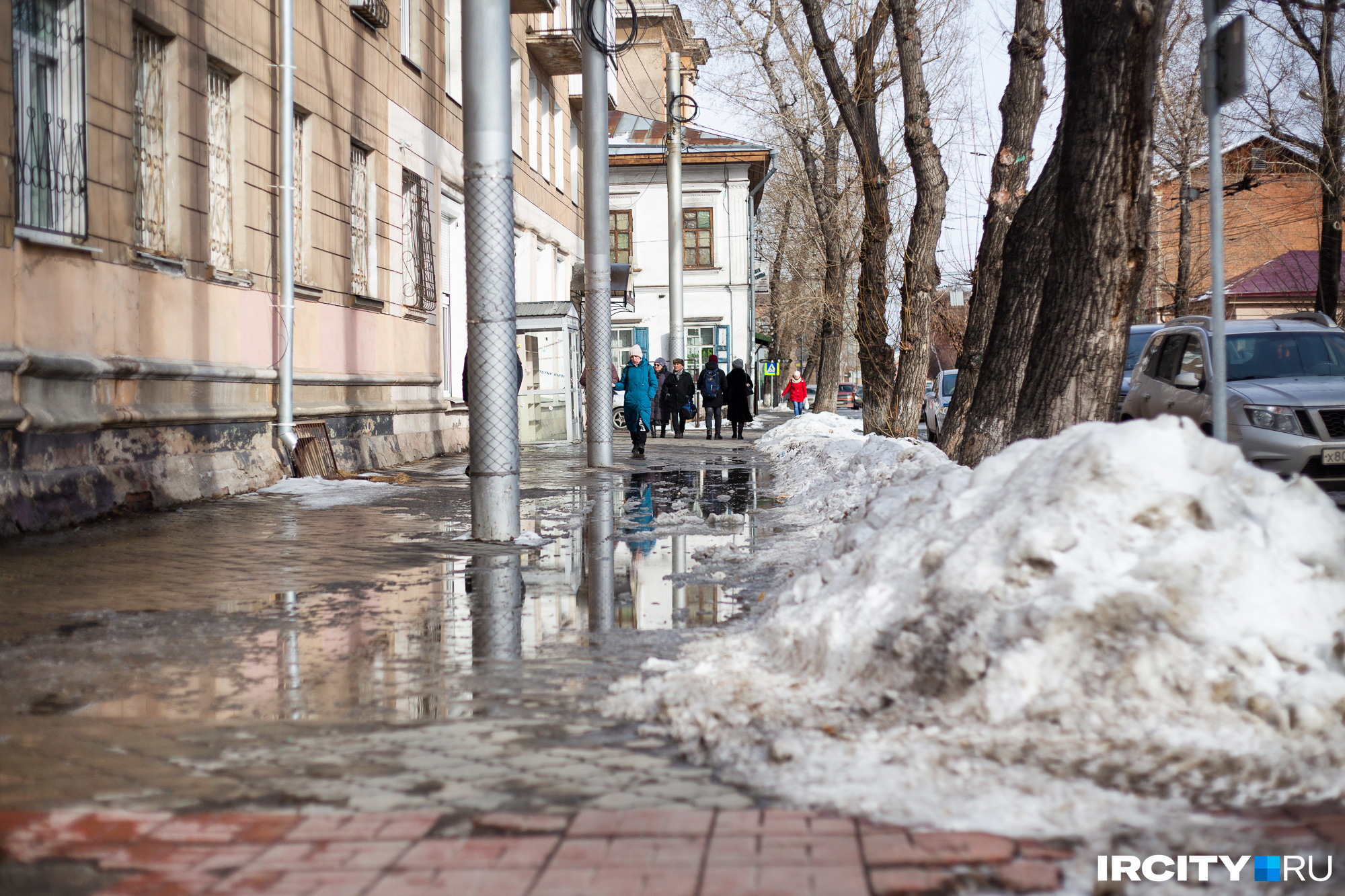 На отмостке тает снег