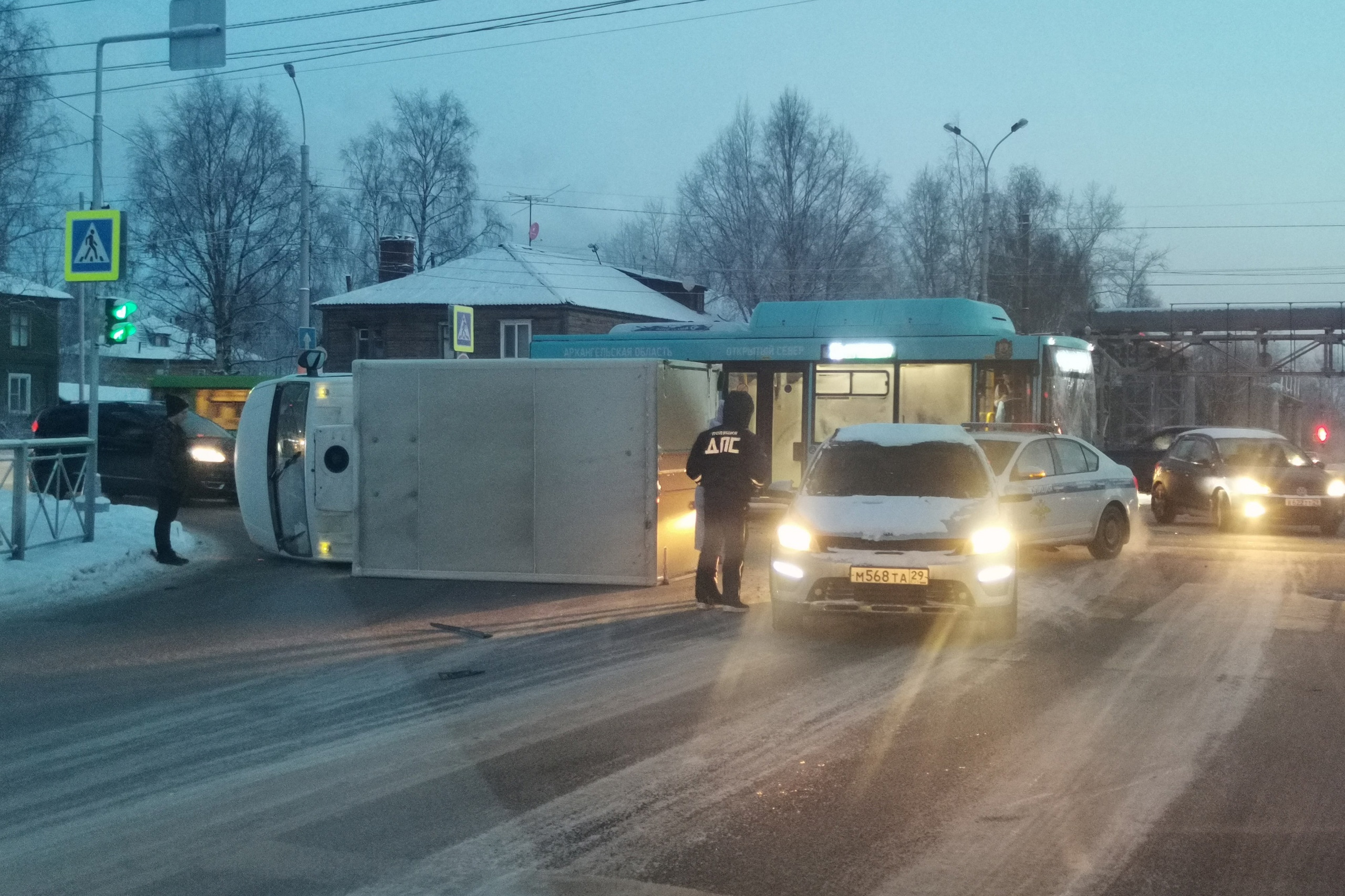 обязаны ли пропускать автобус отъезжающий от остановки