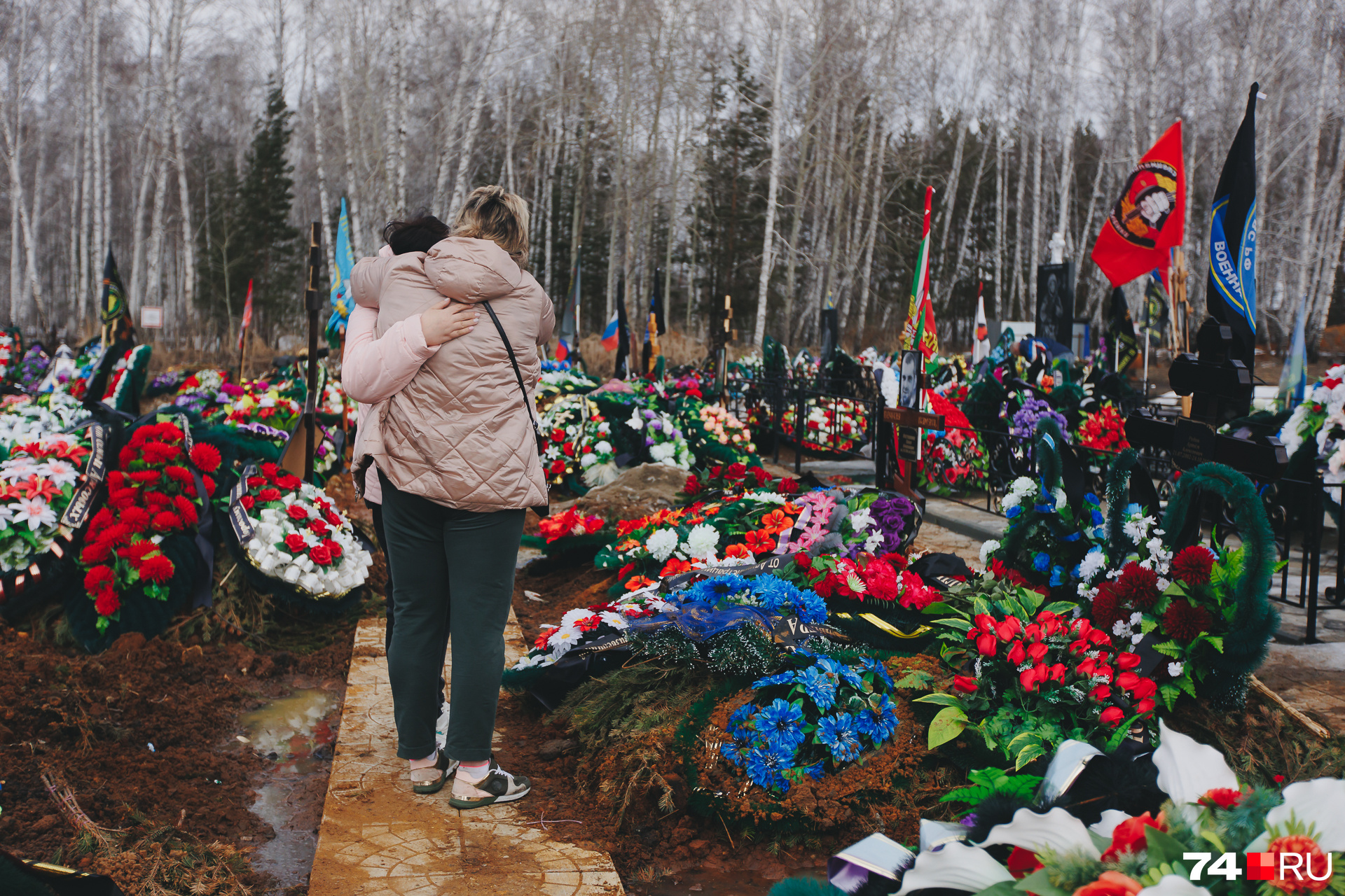 приносят цветы на могилу солдата к разбитому доту фото 100