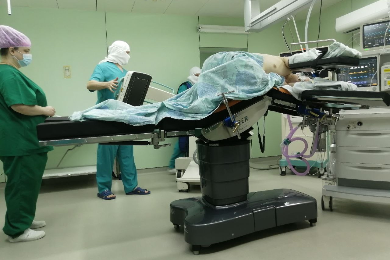 Перекладывание больного с каталки на операционный стол