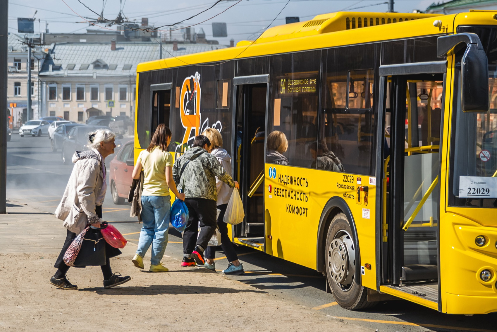 Пассажиры в автобусе