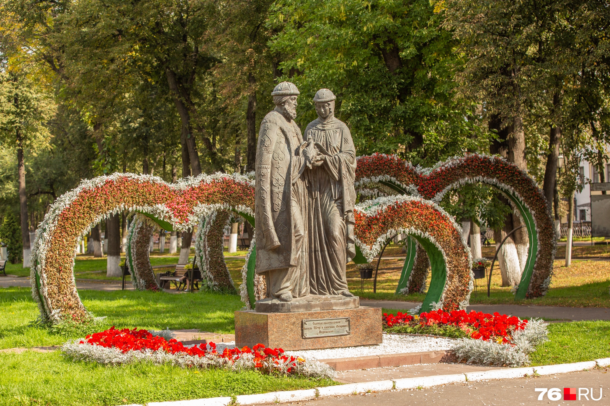 памятник петру и февронии в москве