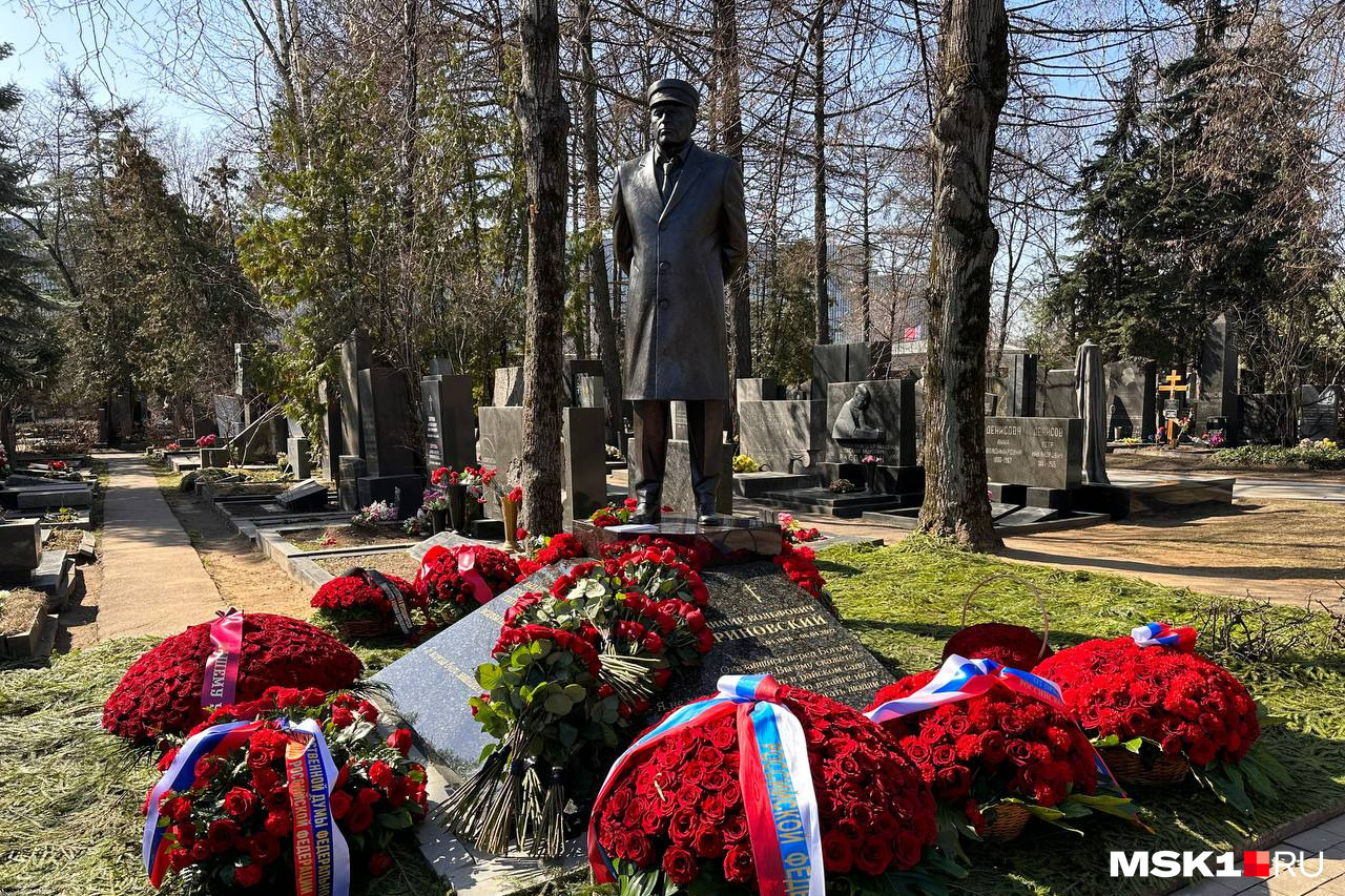 памятники на новодевичьем кладбище в москве