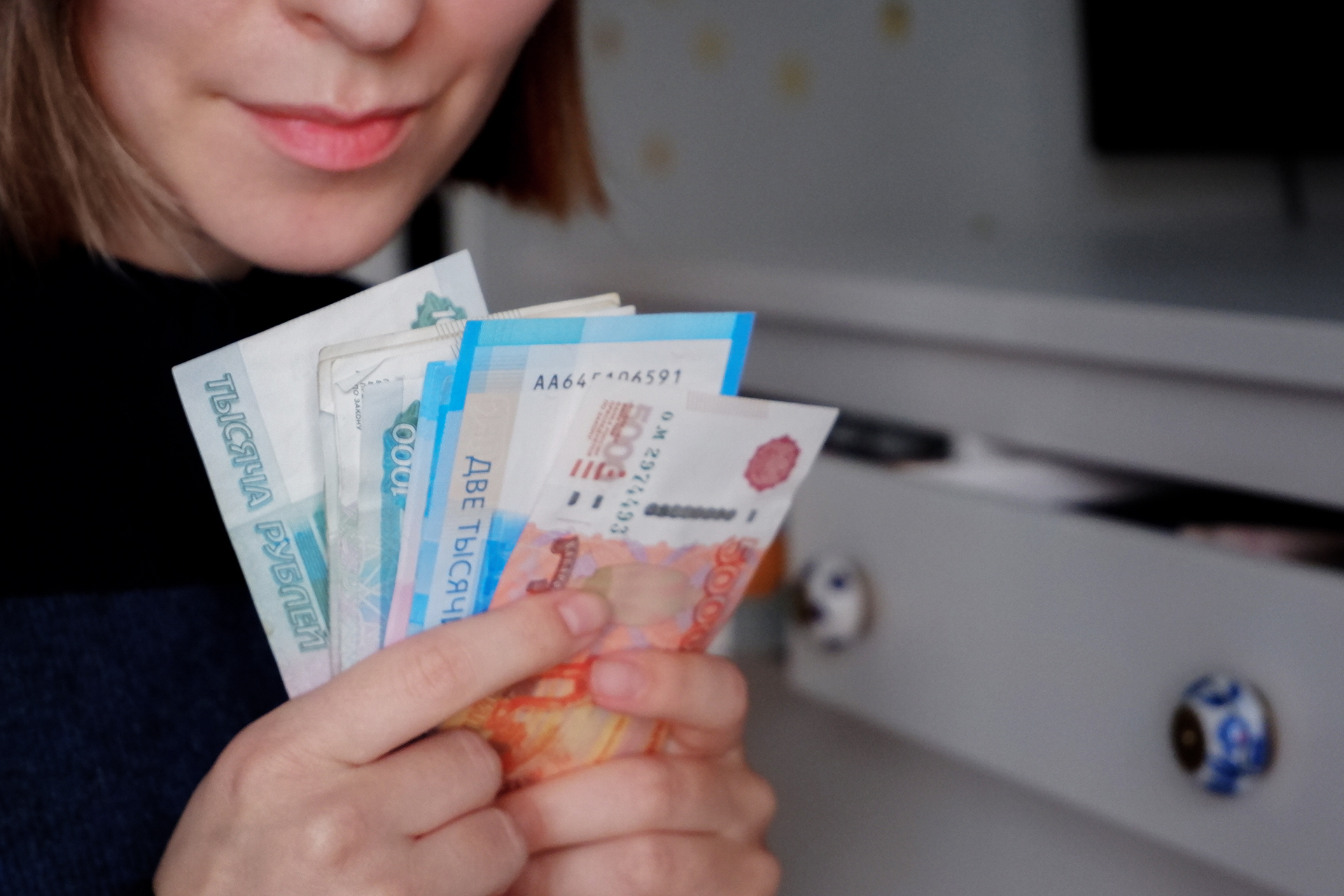 Минималку поднимут. Повышение зарплаты. Выдача зарплаты. Минимальная зарплата. МРОТ.