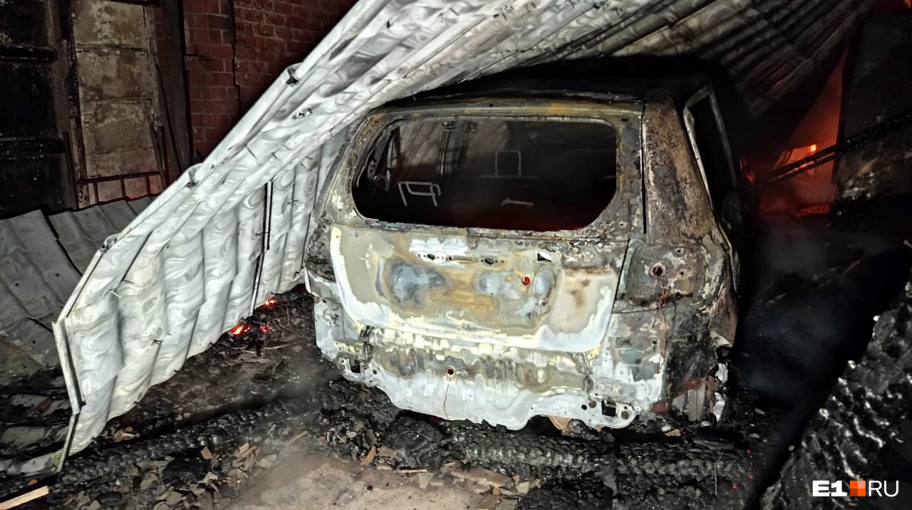 В гараже у здания сгорела машина