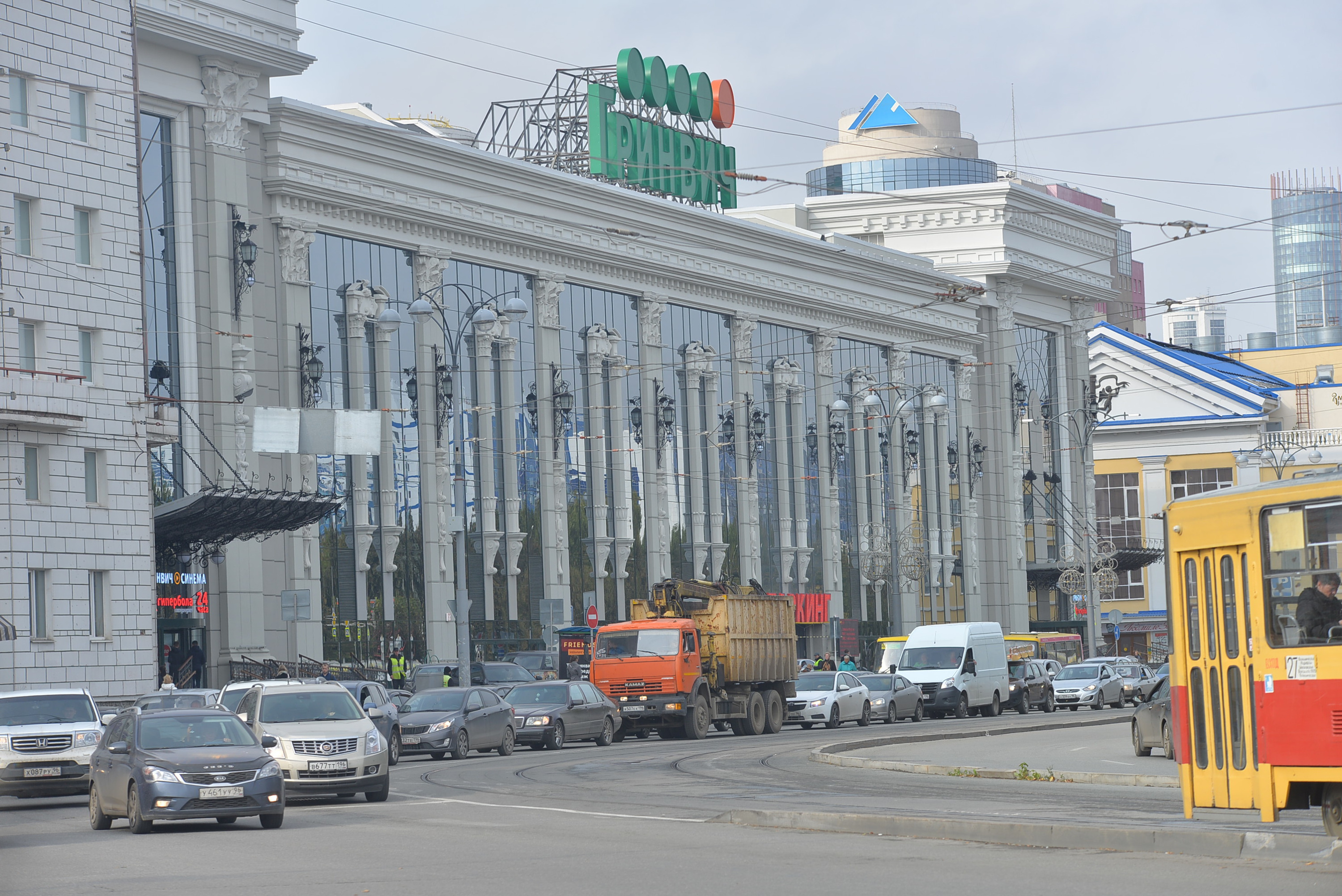  серое здание сливалось с городом