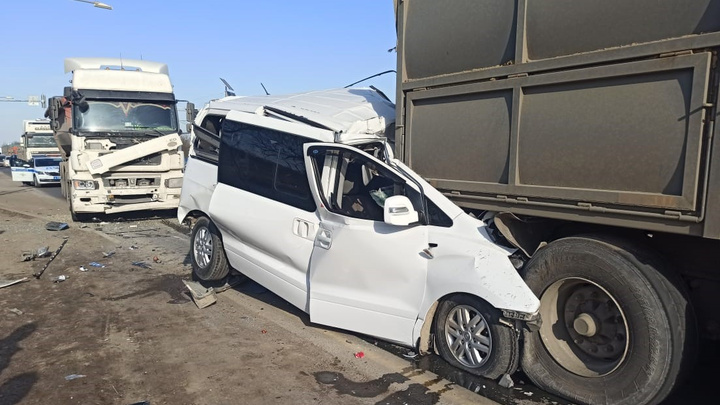 В Адыгее фура врезалась в микроавтобус, который от удара залетел под еще один грузовик