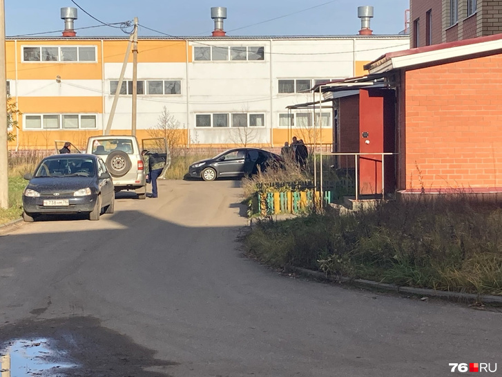 На место сразу приехали следователи и криминалисты На место сразу приехали следователи и криминалисты