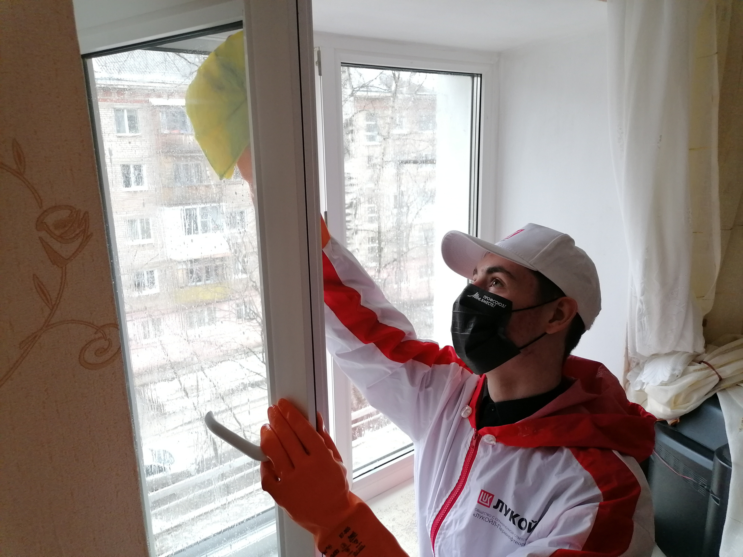 Молодежь помогает ветеранам в простых, но таких нужных вещах Молодежь помогает ветеранам в простых, но таких нужных вещах