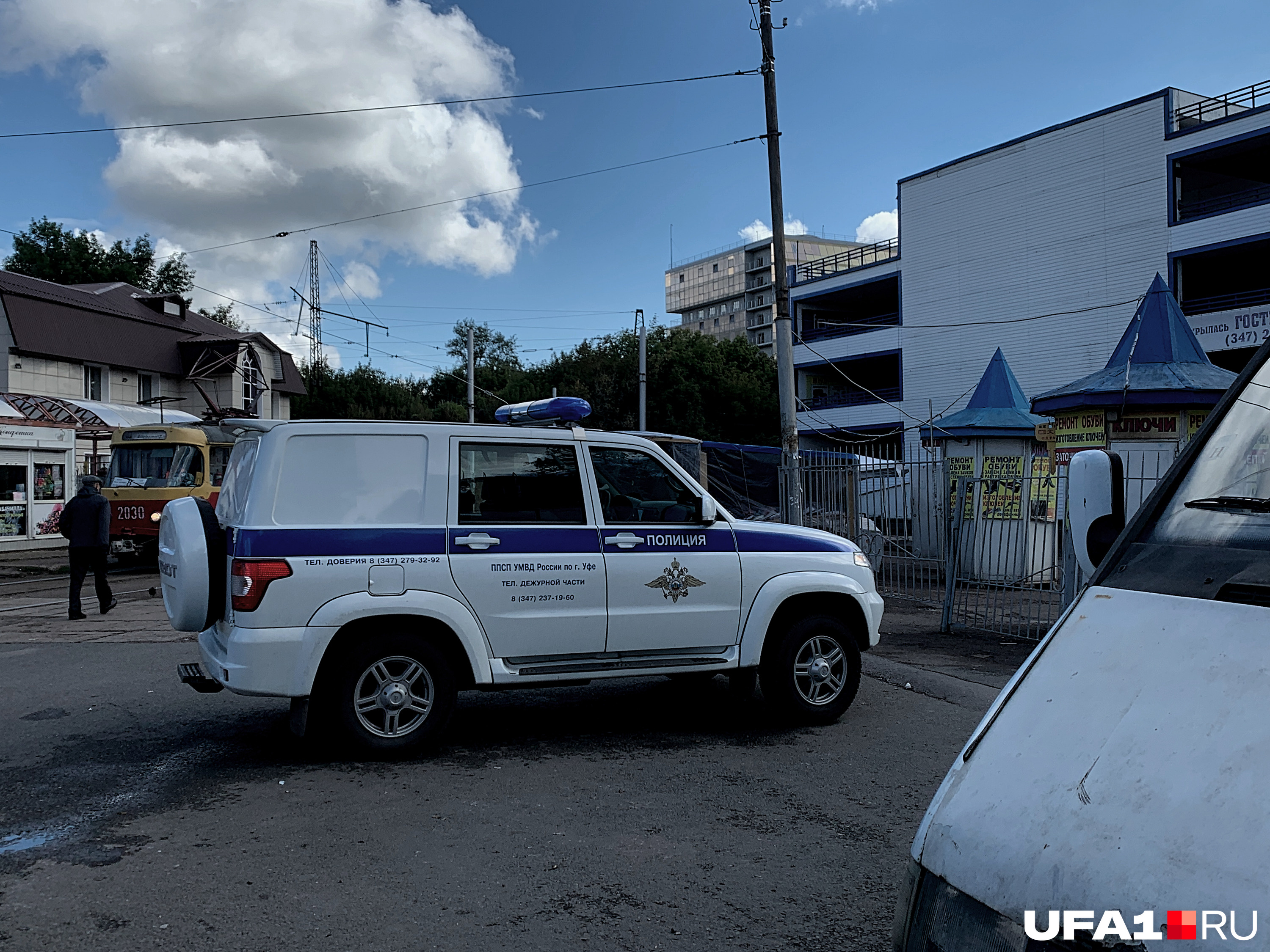 Полиция с другой стороны рынка Полиция с другой стороны рынка