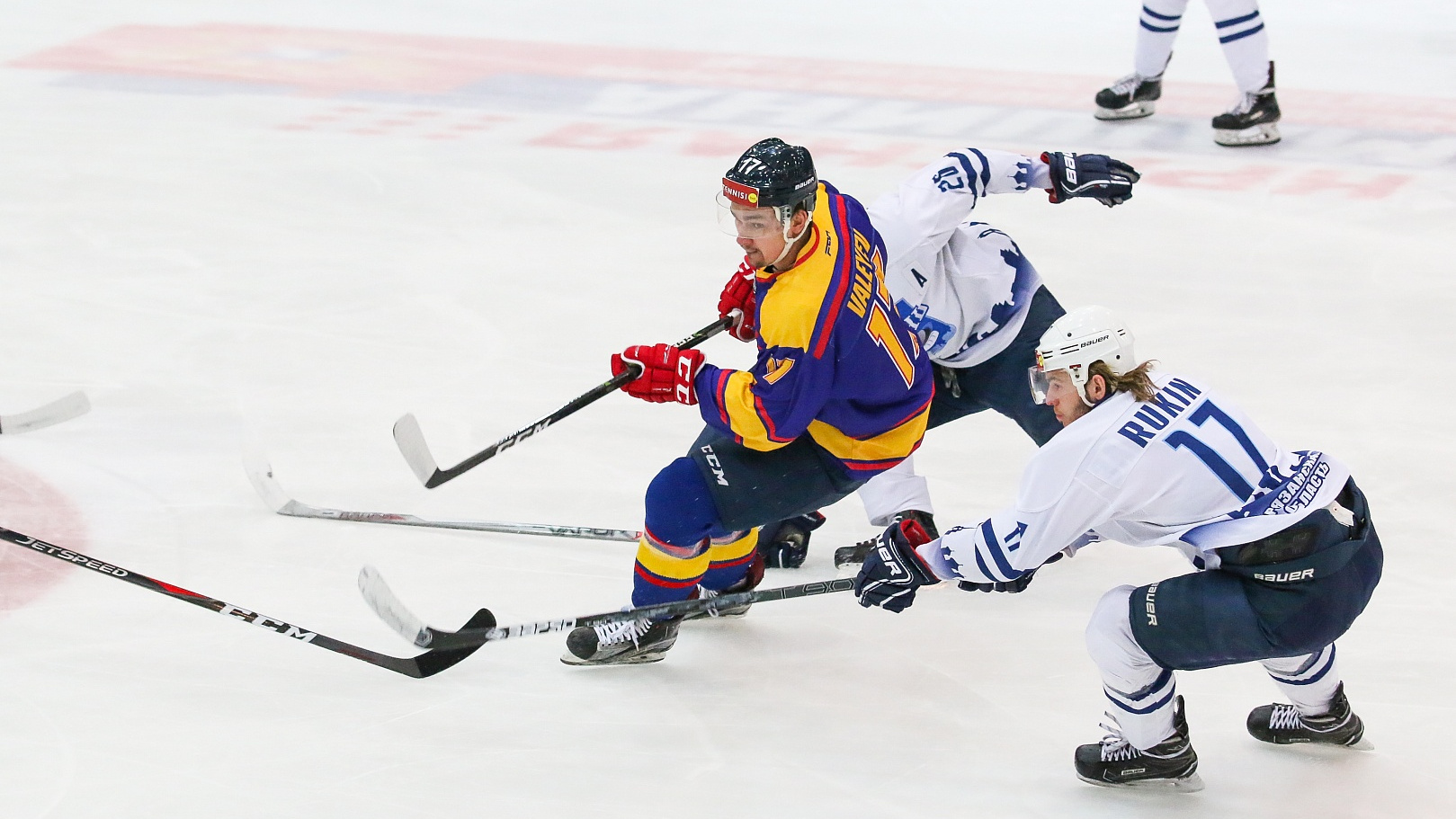 Сайт хк ангарск. Ильдар Валеев хоккеист. Шайба для хоккея. Фото хоккей с шайбой.