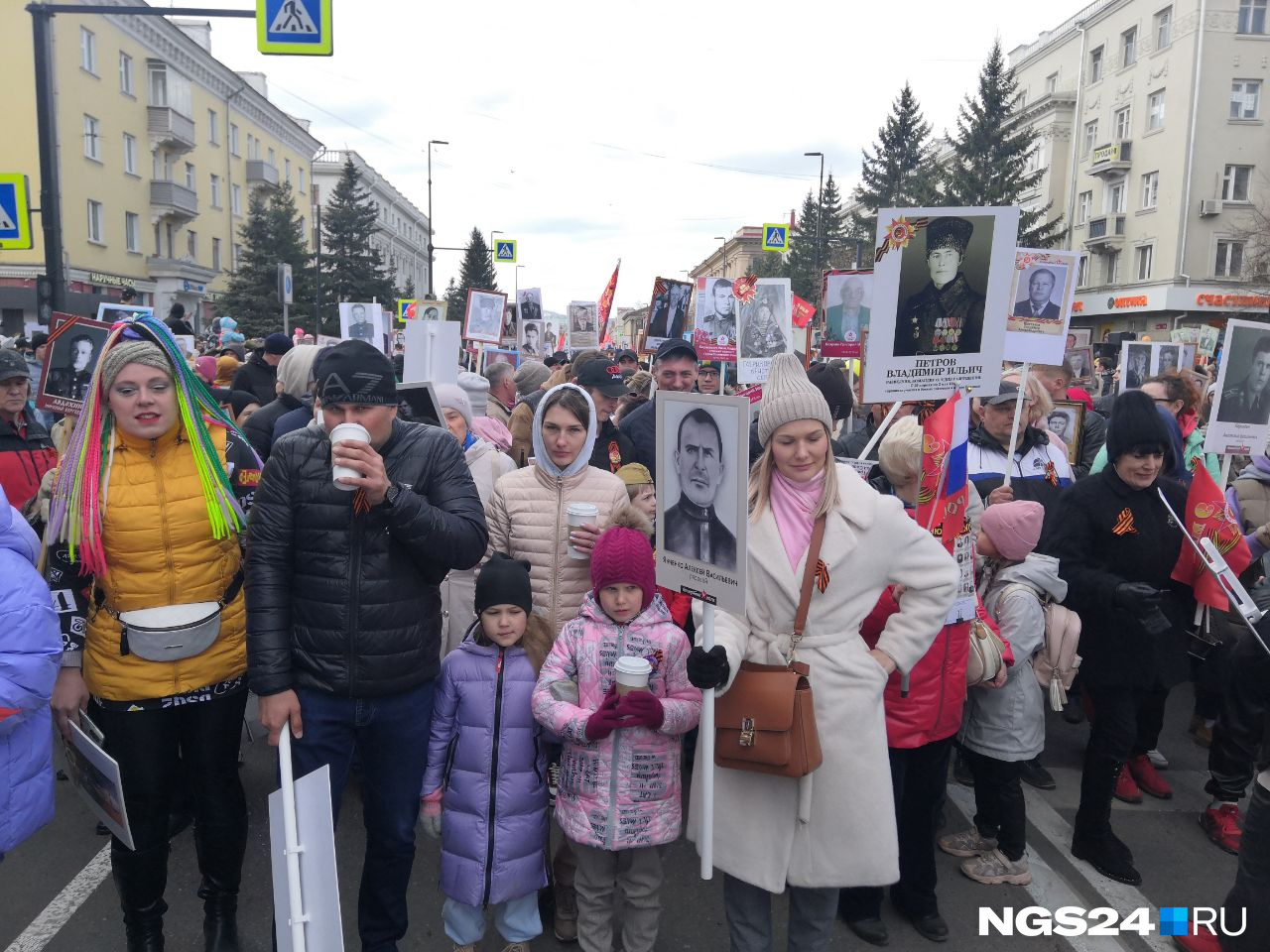 Шествие «Бессмертного полка» чуть не началось раньше задуманного — люди с плакатами вышли стихийно Шествие «Бессмертного полка» чуть не началось раньше задуманного — люди с плакатами вышли стихийно