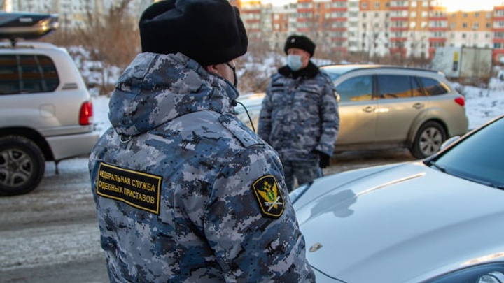 В Красноярске прямо на дороге арестовали Porsche Panamera за долги