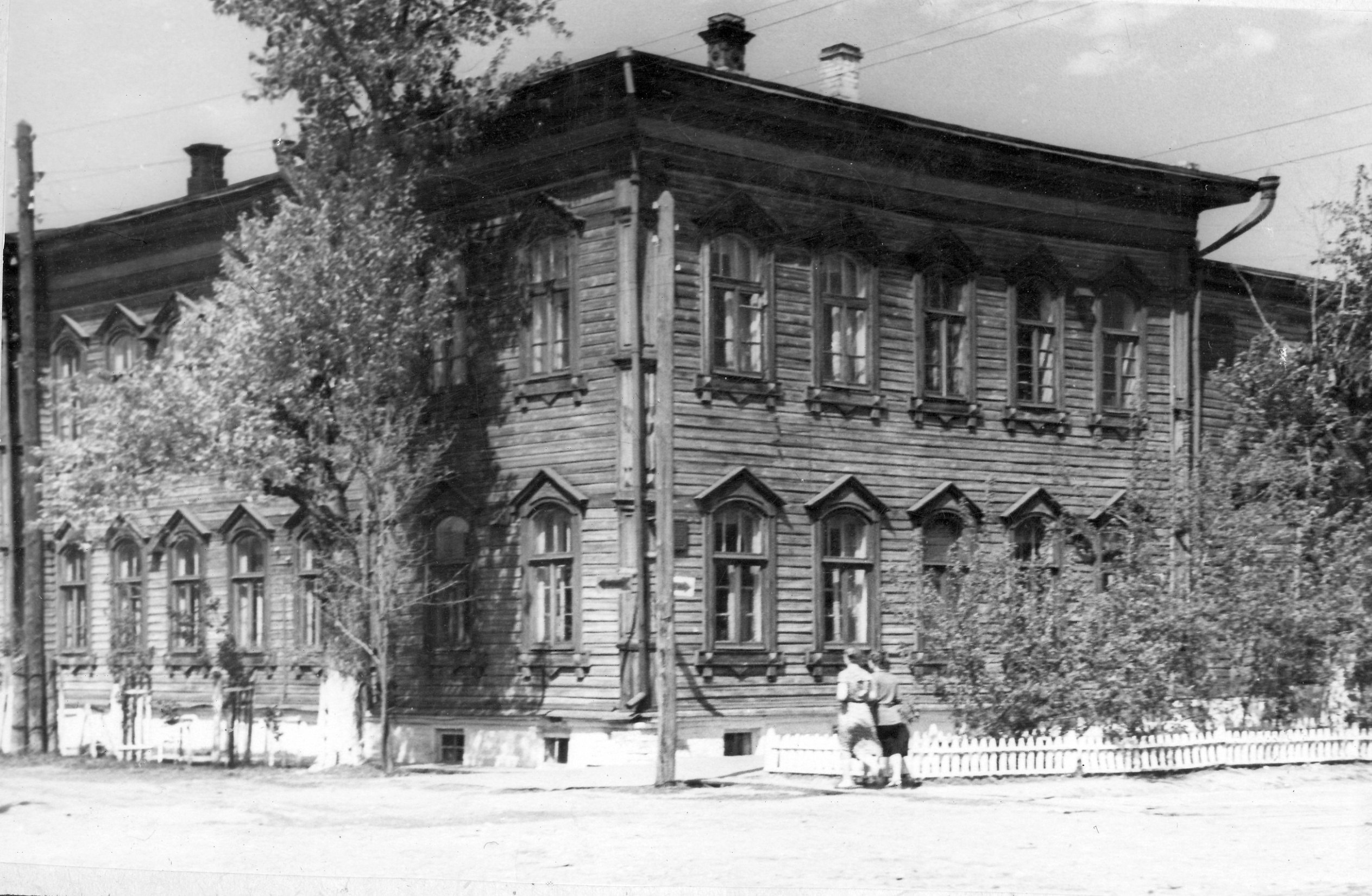 Этот кадр сделали в далеком 1957 году. Тогда в деревянной двухэтажке располагалась одна из тюменских школ