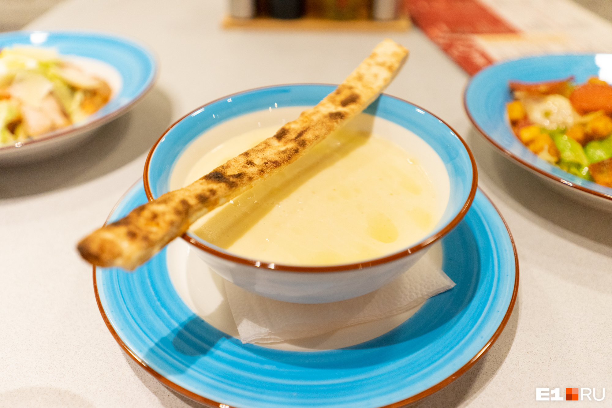 Блюда подают в ярких тарелках. Сырный крем-суп стоит 260 рублей