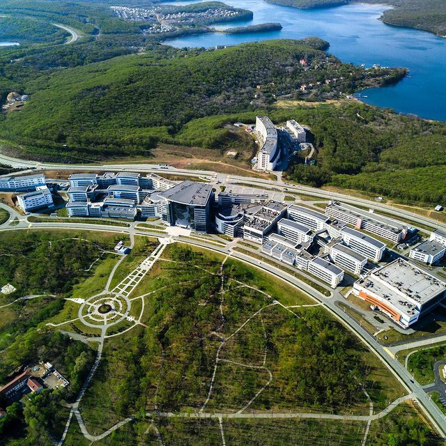Корпуса и общежития университета на Русском острове Корпуса и общежития университета на Русском острове