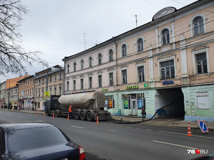 При разгрузке со стороны Комсомольской улицы муковозы мешают транспорту При разгрузке со стороны Комсомольской улицы муковозы мешают транспорту